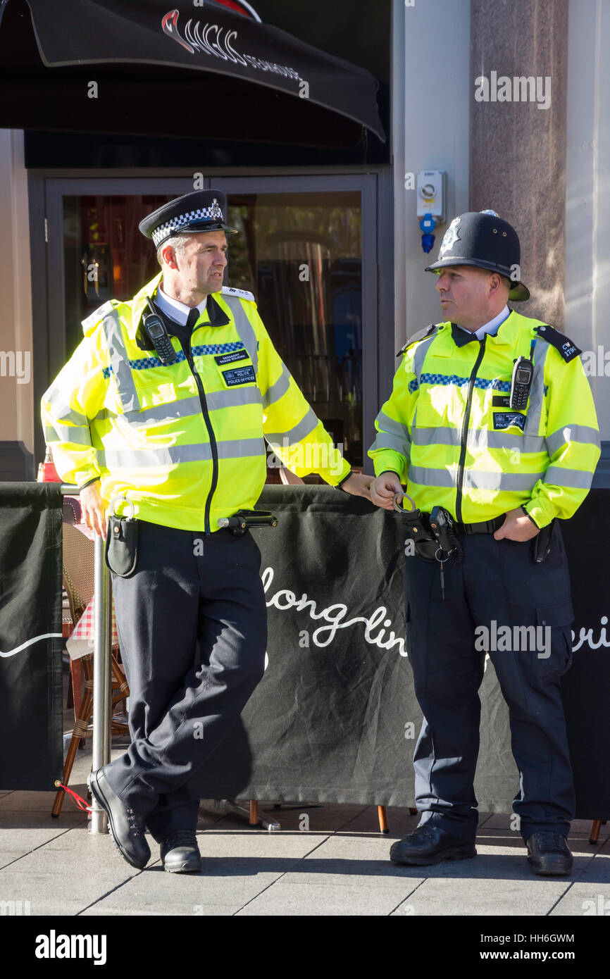 Agents de la Police métropolitaine à Leicester Square, City of westminster, Greater London, Angleterre, Royaume-Uni Banque D'Images