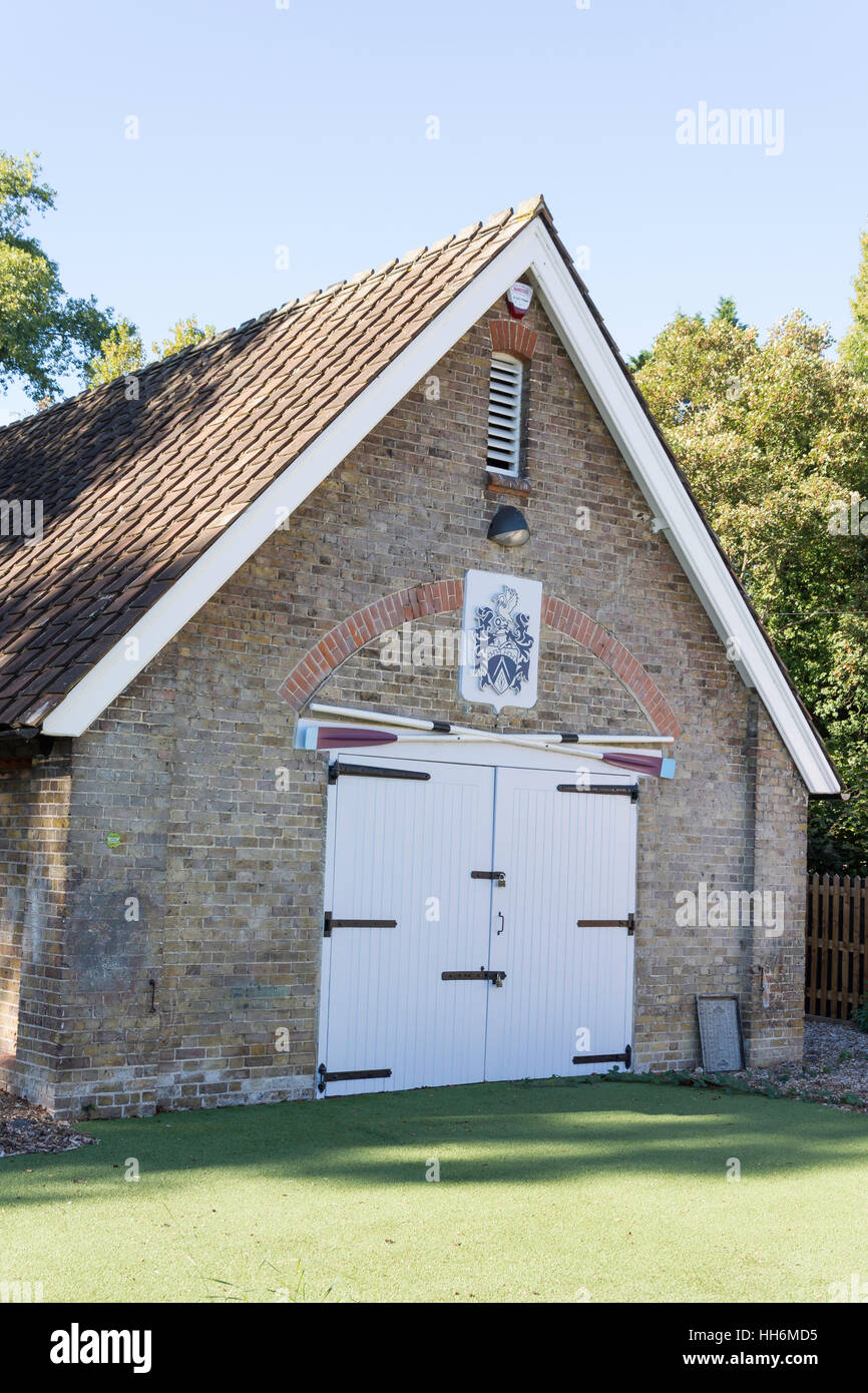 L'université de Brunel Boathouse par Tamise, Runnymede, Surrey, Angleterre, Royaume-Uni Banque D'Images