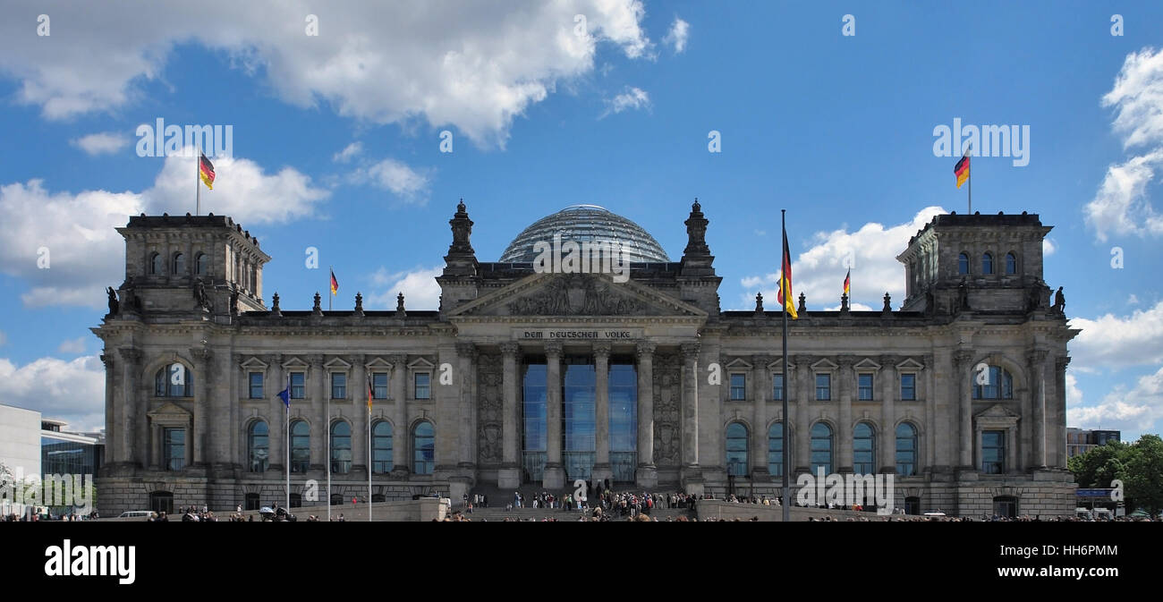 Tiré de la frontale Reichstag à Berlin (Allemagne) à l'heure d'été en face de partiellement nuageux ciel Banque D'Images