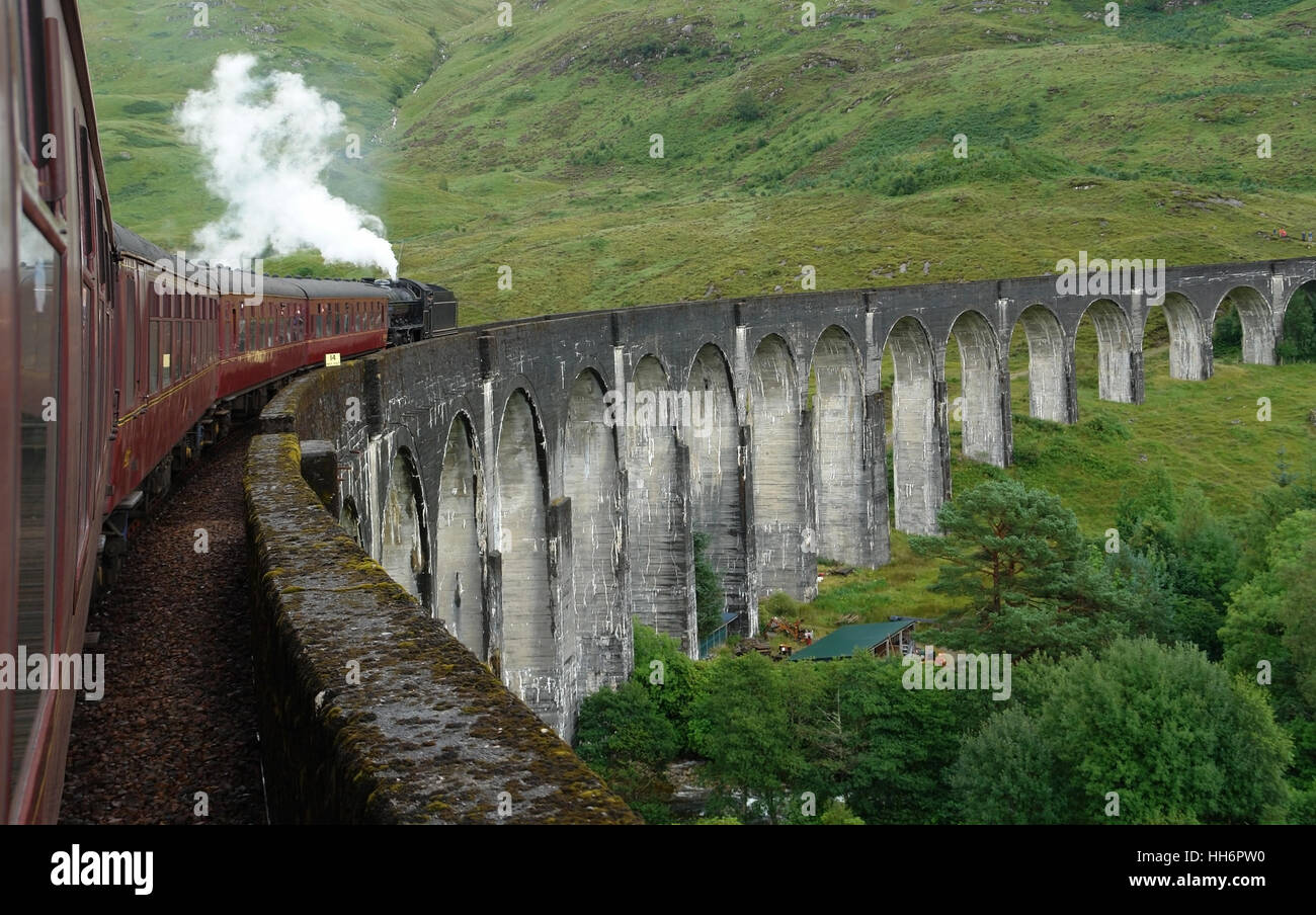 Le viaduc de Glenfinnan en Ecosse avec le train à vapeur Jacobite sur elle, paysage vu de train à vapeur Banque D'Images