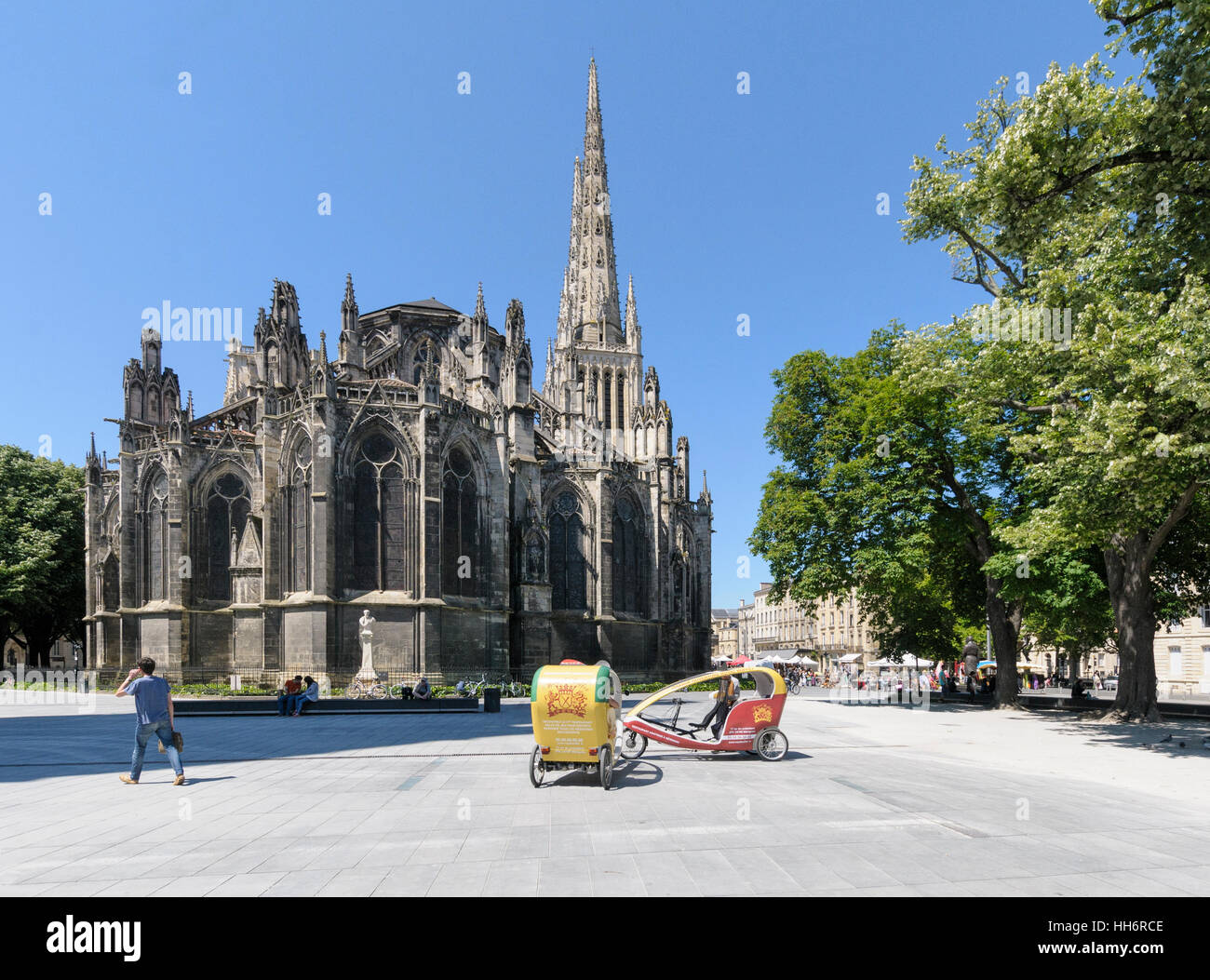 Des vélotaxis à l'extérieur de la cathédrale Saint André de Bordeaux, Gironde, Aquitaine France Banque D'Images