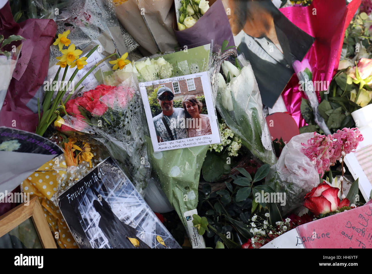 Hommages à l'extérieur de la maison de George Michael qui est mort le jour de Noël 2016 photographies de fleurs et des messages à l'extérieur de son domicile Banque D'Images