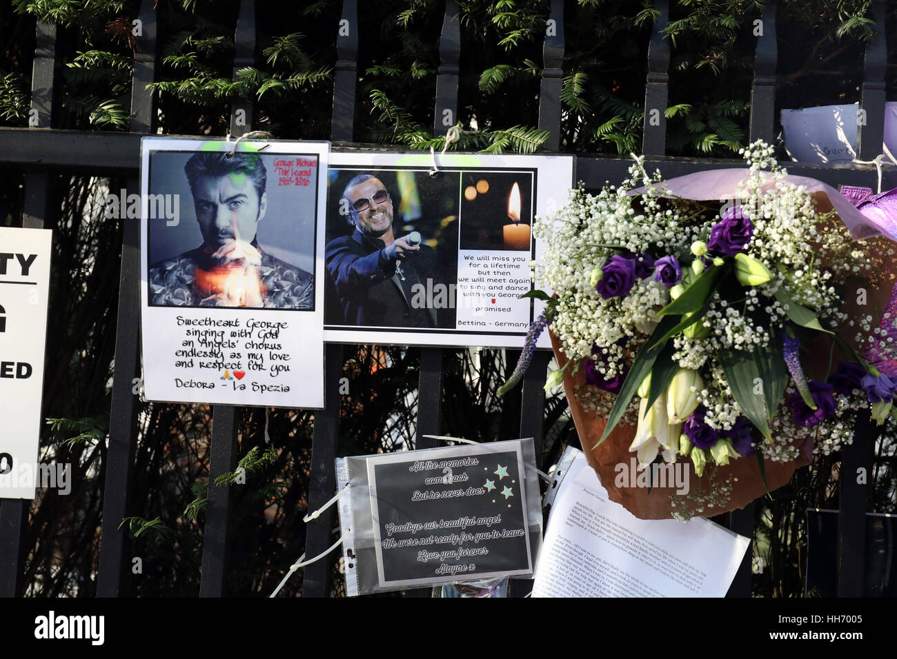 Hommages à l'extérieur de la maison de George Michael qui est mort le jour de Noël 2016 photographies de fleurs et des messages à l'extérieur de son domicile Banque D'Images