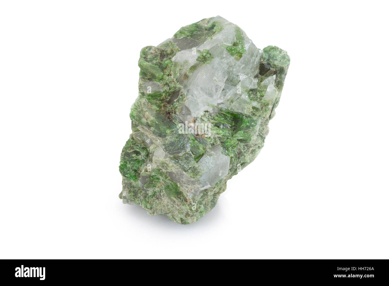 De clorite vert minéral et de quartz en fond blanc Banque D'Images