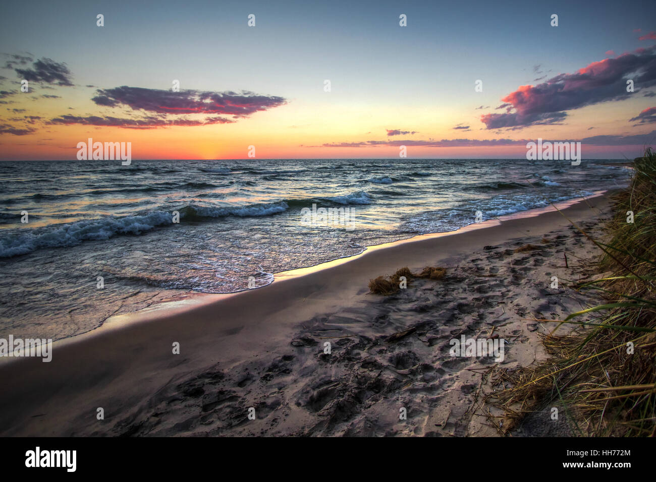 Summer Beach Sunset Panorama. Le coucher du soleil sur une large plage de sable du lac Michigan sur le littoral des Grands Lacs. Muskegon, Michigan Banque D'Images