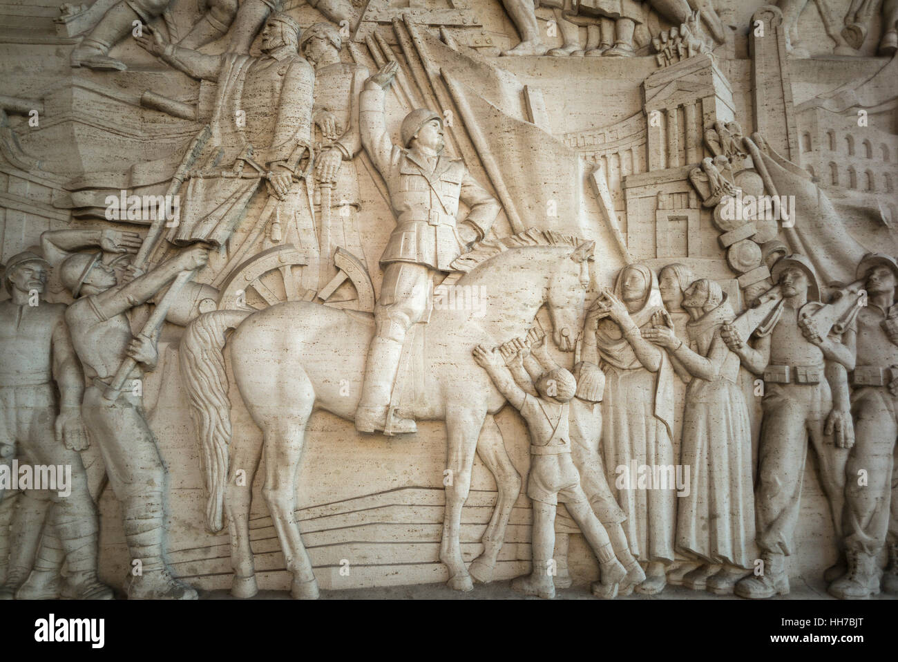 Rome. L'Italie. EUR. Portrait de Benito Mussolini à cheval sur le bas-relief "Une histoire de Rome à travers c'est Travaux publics'. Banque D'Images