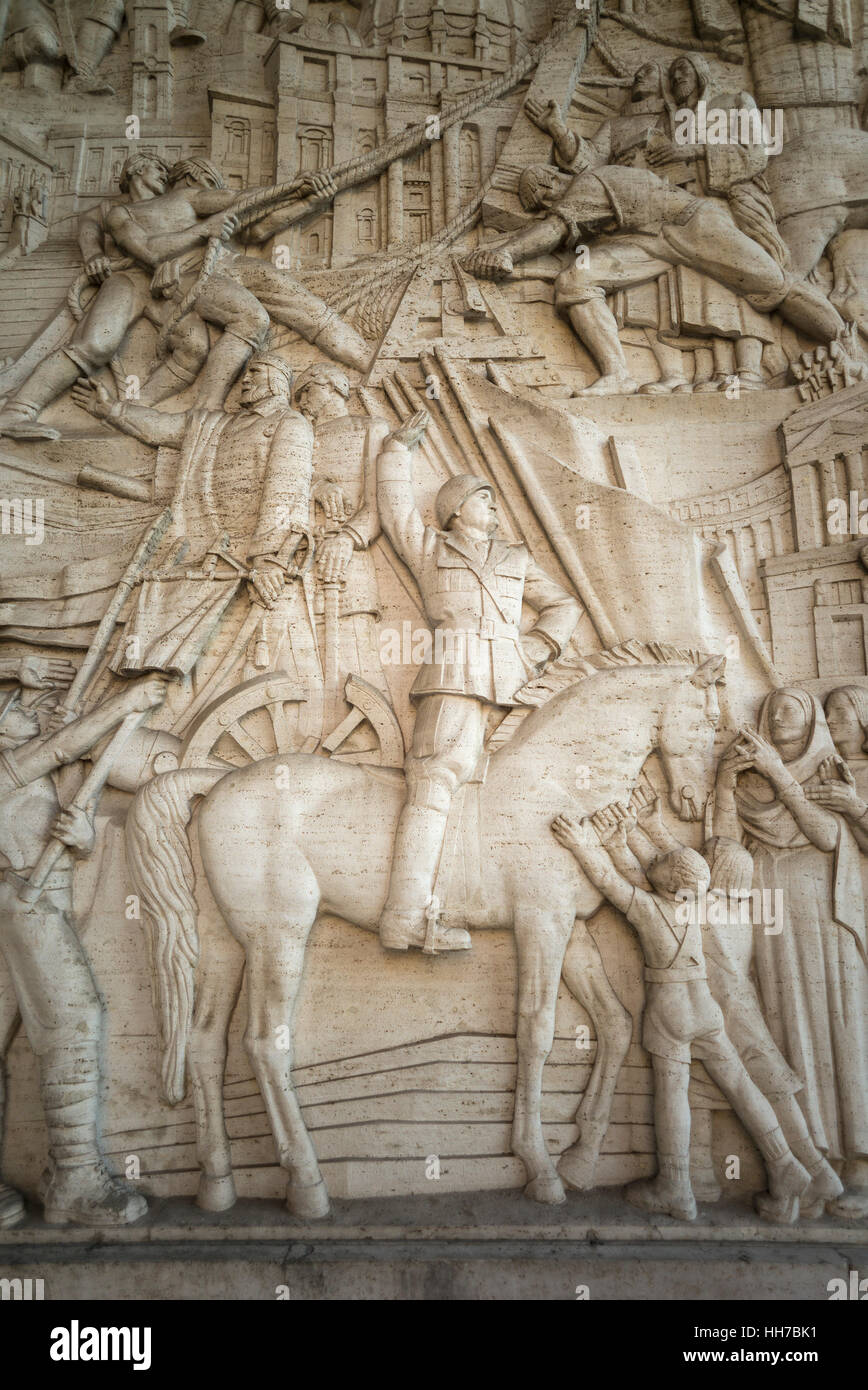 Rome. L'Italie. EUR. Portrait de Benito Mussolini à cheval sur le bas-relief "Une histoire de Rome à travers c'est Travaux publics'. Banque D'Images
