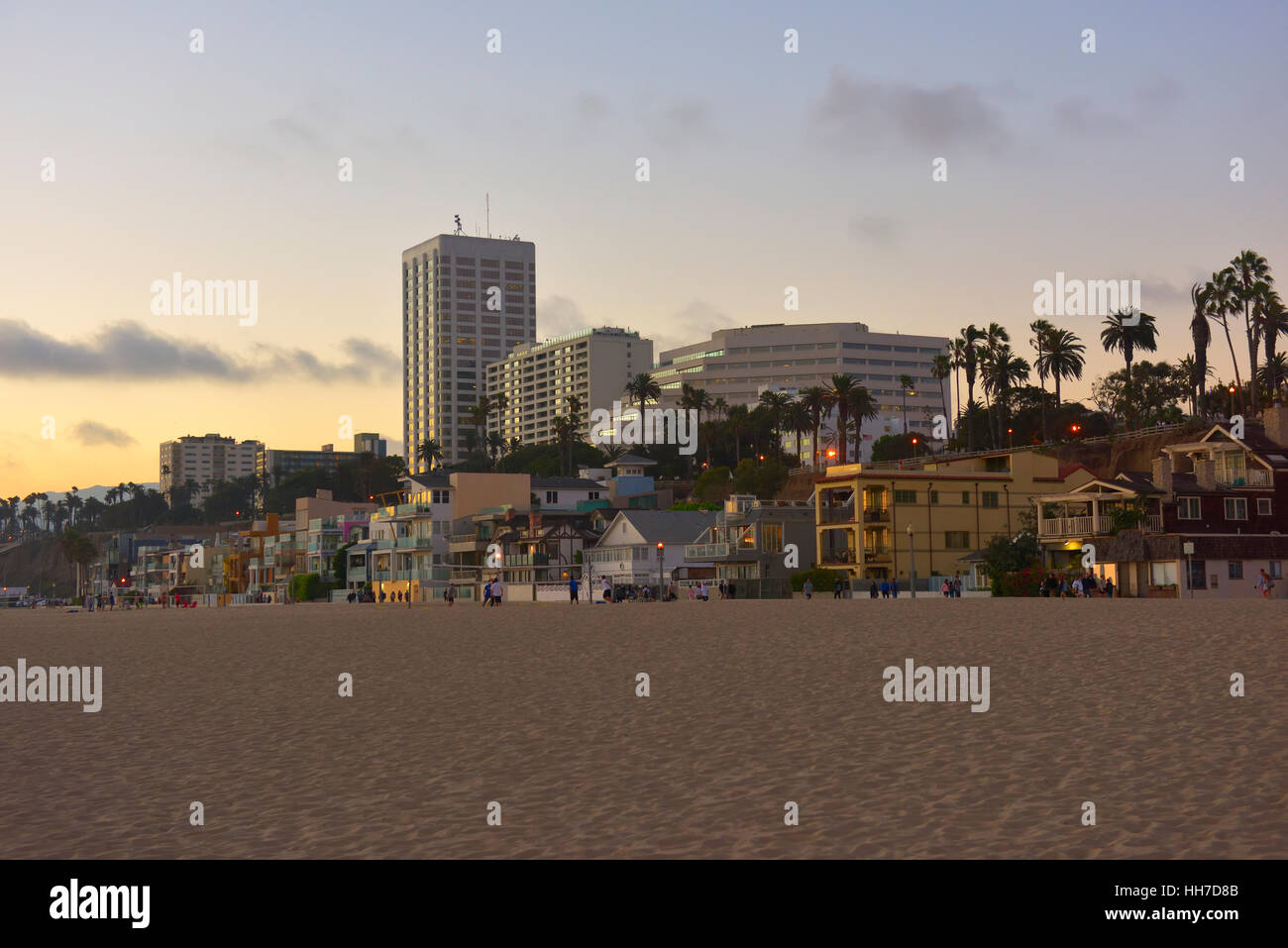 La plage de Santa Monica, soir, plage de sable avec des maisons de plage et de palmiers, Los Angeles, Californie, USA Banque D'Images