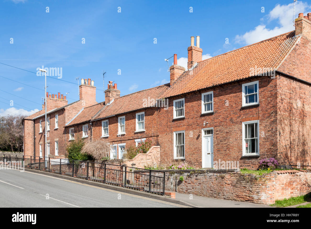 Construit en brique cottages en terrasses sur une colline, Southwell, Nottinghamshire, Angleterre, RU Banque D'Images