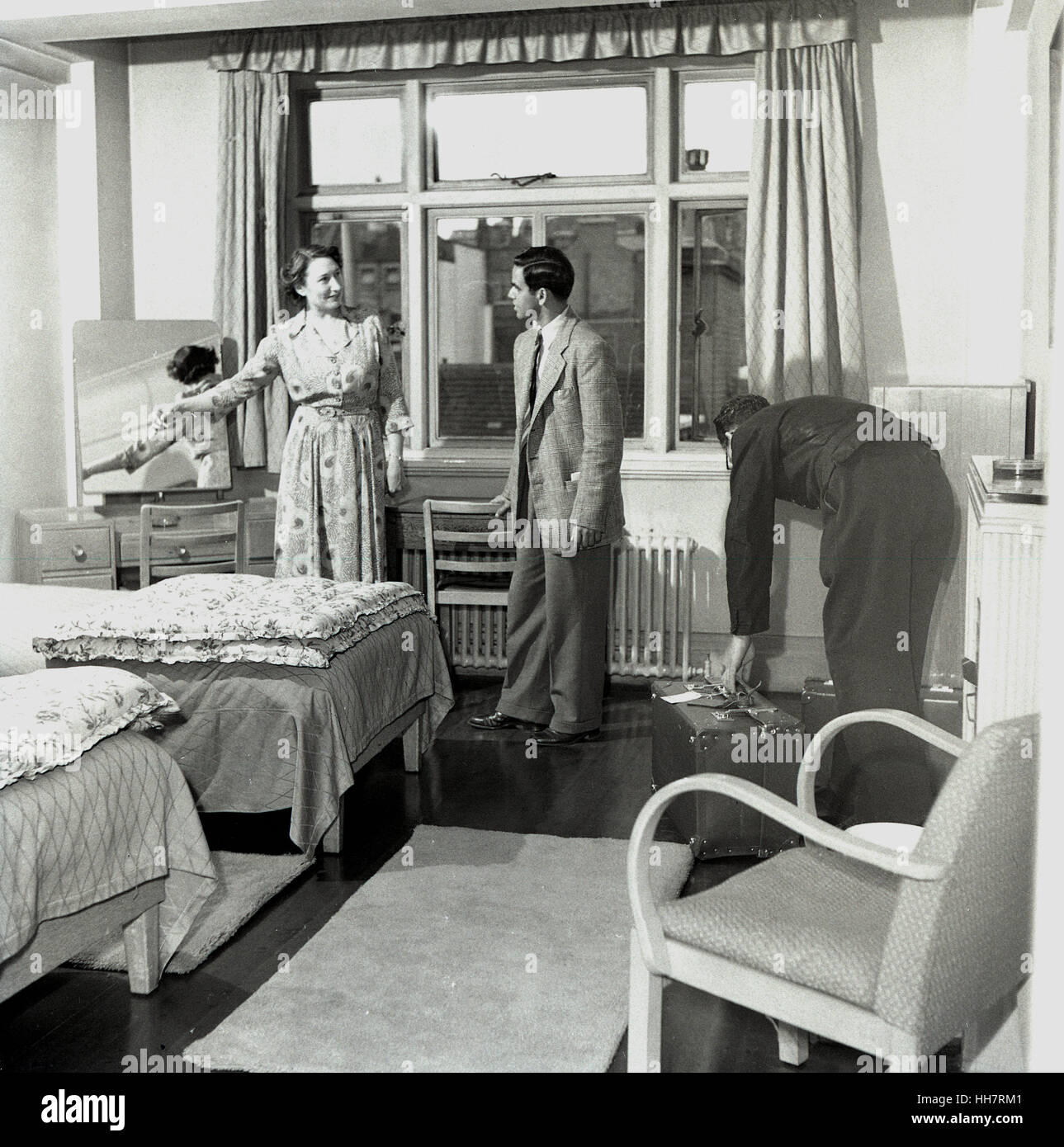 1950, historiques, étudiant de troisième cycle à l'étranger nouvellement arrivé à l'Institut de l'éducation (OIE) est montré sa chambre dans un hôtel de Londres. Banque D'Images
