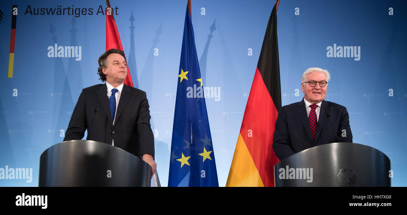 Berlin, Allemagne. 17 Jan, 2017. Le ministre allemand des affaires étrangères, Frank-Walter STEINMEIER (SPD), r et le ministre des Affaires étrangères Néerlandais Bert Koenders s'exprimant lors d'une conférence de presse avant leur réunion au ministère des Affaires étrangères à Berlin, Allemagne, 17 janvier 2017. Photo : Bernd von Jutrczenka/dpa/Alamy Live News Banque D'Images