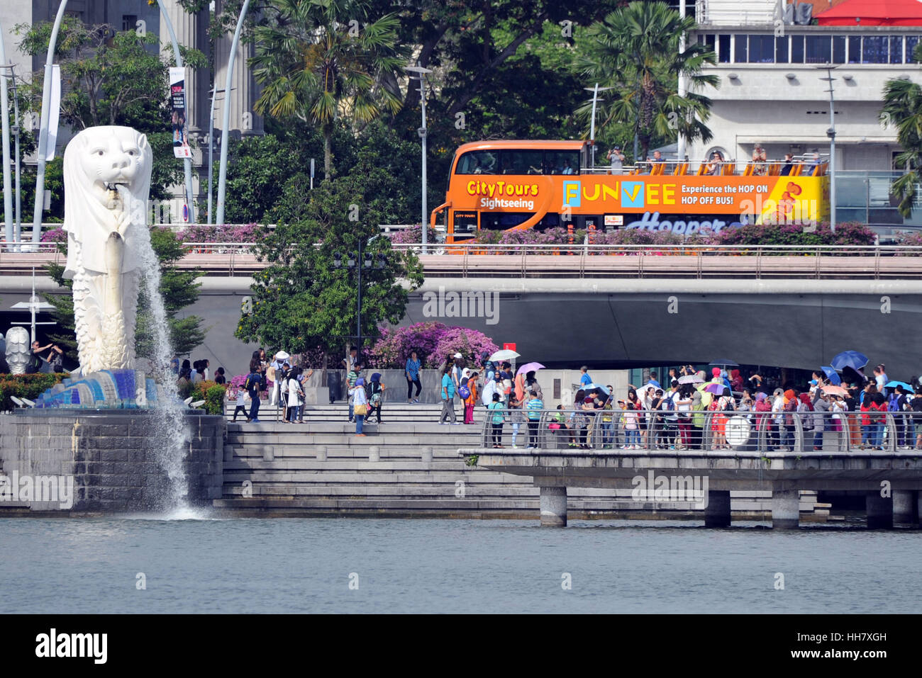 Singapour. 17 Jan, 2017. Les touristes visitent le parc Merlion à Singapour, le 17 janvier 2017. L'Association des nations de l'Asie du Sud-Est (ANASE) Tourism Forum se tiendra à Singapour le 18 janvier. Credit : Puis Chih Wey/Xinhua/Alamy Live News Banque D'Images