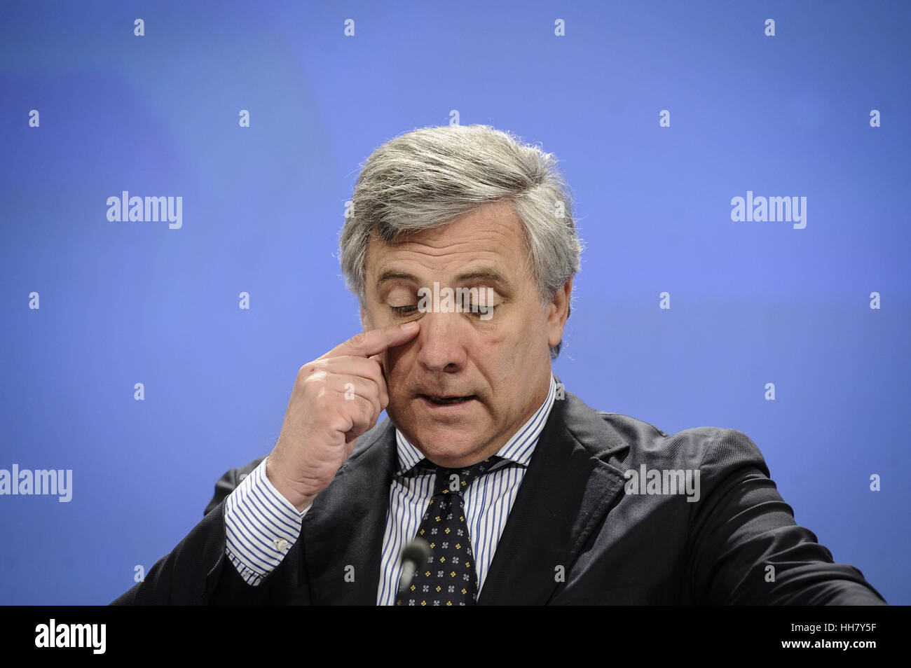 Bruxelles, Belgique. 31 juillet, 2012. Le Commissaire européen pour l'industrie et de l'entrepreneuriat, Antonio Tajani aborde les médias en tant qu'il présente le plan d'action du secteur de la construction, au siège de la Commission européenne à Bruxelles, Belgique Le 31.07.2012 La Commission européenne a présenté une stratégie visant à dynamiser le secteur et de promouvoir le secteur de la construction comme un élément moteur dans la création d'emplois et à la croissance soutenue de l'économie. par Wiktor Dabkowski | Conditions de crédit dans le monde entier : dpa/Alamy Live News Banque D'Images