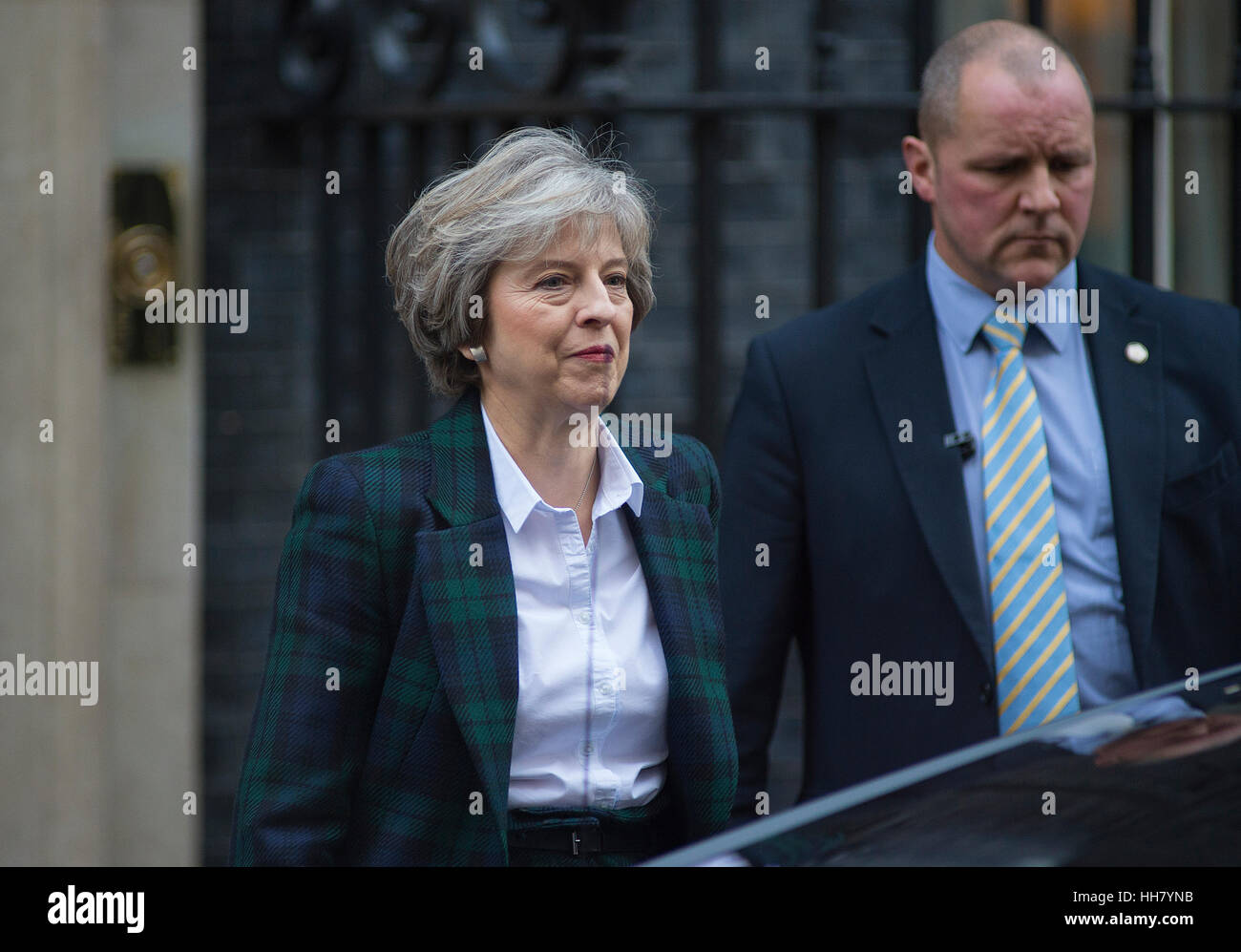 Downing Street, London, UK. 17 janvier 2017. Premier ministre Theresa peut quitte Downing Street d'annoncer son plan en 12 points Brexit à Lancaster House. © Malcolm Park editorial/Alamy Live News. Banque D'Images