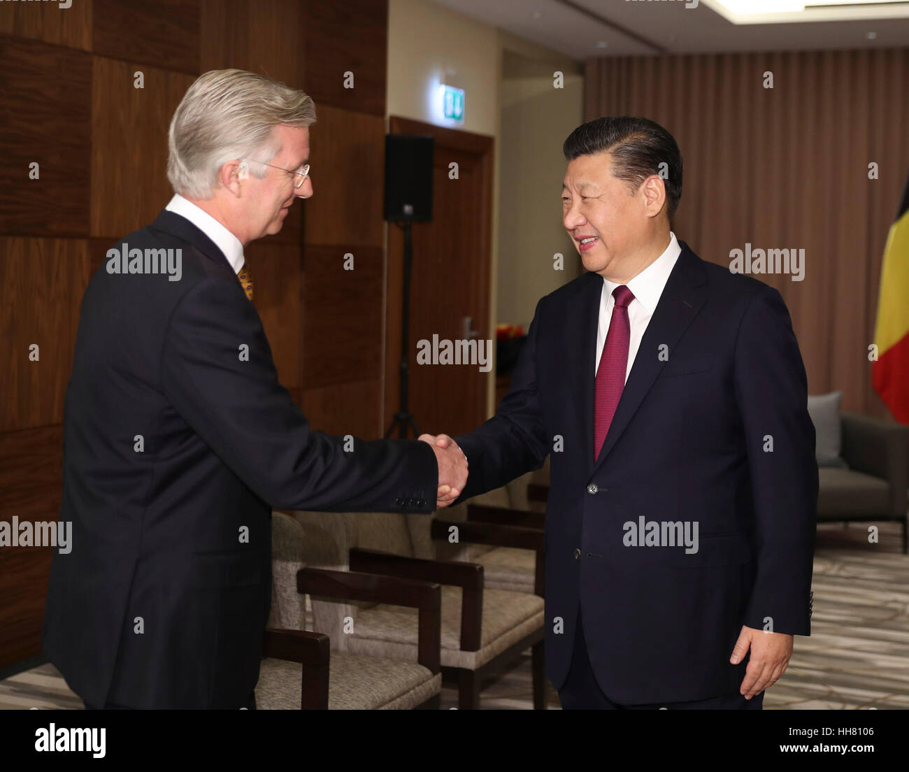 Davos, Suisse. 17 Jan, 2017. Le président chinois Xi Jinping (R) rencontre avec le roi belge Philippe de Davos, Suisse, le 17 janvier 2017. Credit : Ding Lin/Xinhua/Alamy Live News Banque D'Images