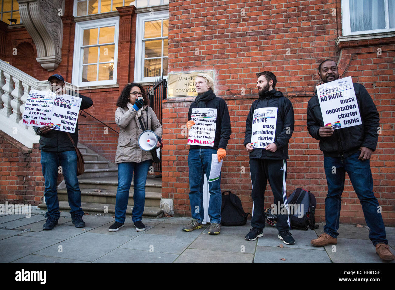 Londres, Royaume-Uni. 17 Jan, 2017. Antonia Bright de mouvement pour la Justice, concerne les militants qui protestaient contre la déportation en masse des vols vers la Jamaïque à l'extérieur de la Haute Commission jamaïcaine. Credit : Mark Kerrison/Alamy Live News Banque D'Images