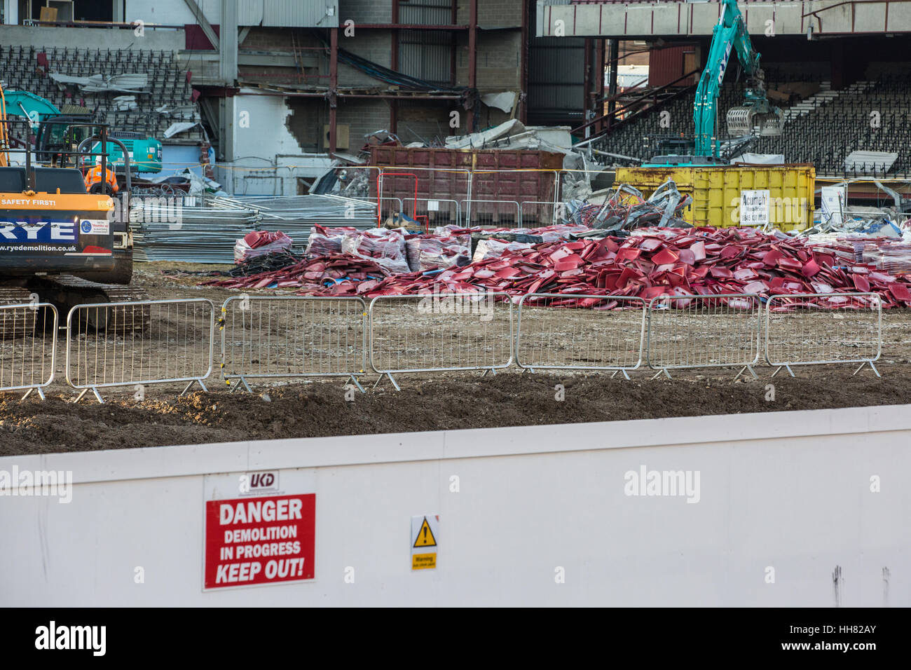 Londres, Royaume-Uni. 17 janvier 2017. Les travaux de démolition continuent à West Ham United's ancien Boleyn Ground stadium en vue de l'élaboration des jardins d'Upton. Le stand de l'Est a déjà été démoli. Credit : Mark Kerrison/Alamy Live News Banque D'Images