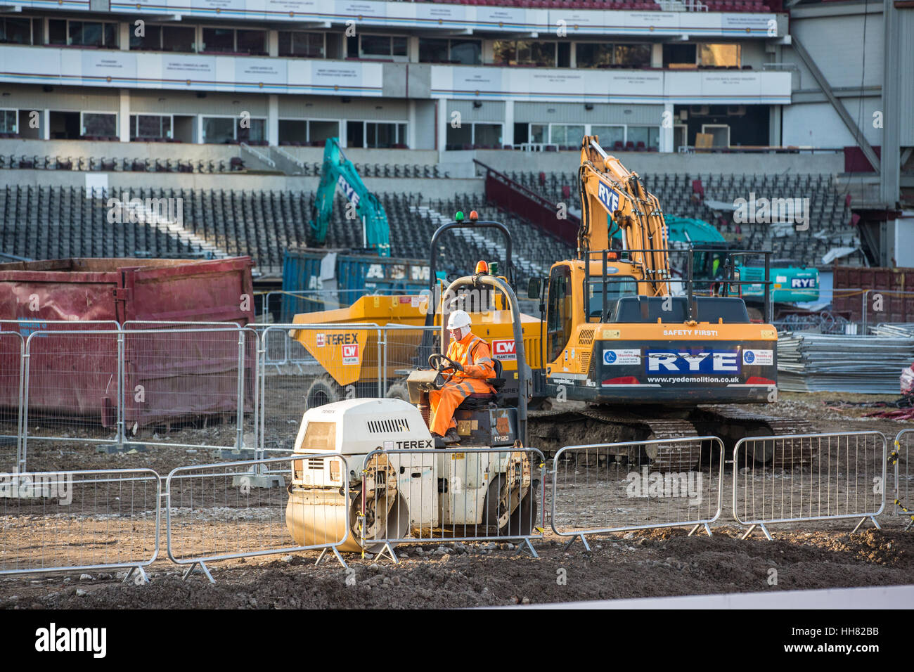 Londres, Royaume-Uni. 17 janvier 2017. Les travaux de démolition continuent à West Ham United's ancien Boleyn Ground stadium en vue de l'élaboration des jardins d'Upton. Le stand de l'Est a déjà été démoli. Credit : Mark Kerrison/Alamy Live News Banque D'Images