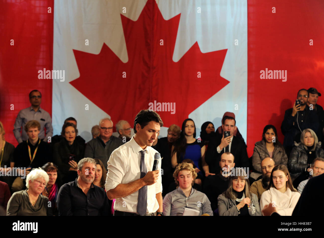 Kingston, Canada. 12 janvier, 2017. Premier ministre Justin Trudeau parle lors d'une réunion publique à la salle du Souvenir à l'hôtel de ville de Kingston, en Ontario. Credit : Lars Hagberg/Alamy Live News Banque D'Images