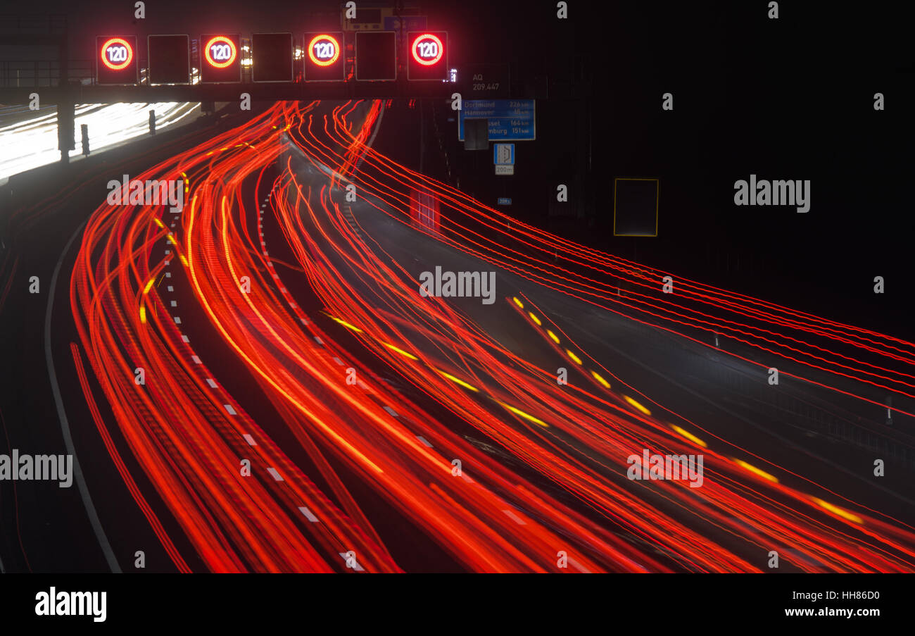 Hanovre, Allemagne. 17 Jan, 2017. La photo prise avec un long temps d'exposition montre light trails de véhicules sur l'autoroute A2 la plus proche dans la région de Hanovre, Allemagne, 17 janvier 2017. Photo : Julian Stratenschulte/dpa/Alamy Live News Banque D'Images