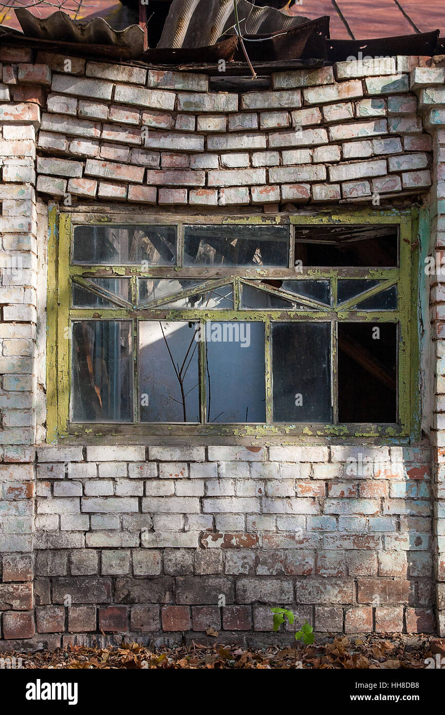 Vue rapprochée de l'ancienne en bois fenêtre cassée avec peinture la couleur est arrachée. Peinture écaillée sur fenêtre cassée de maison abandonnée comme arrière-plan bois vintage Banque D'Images