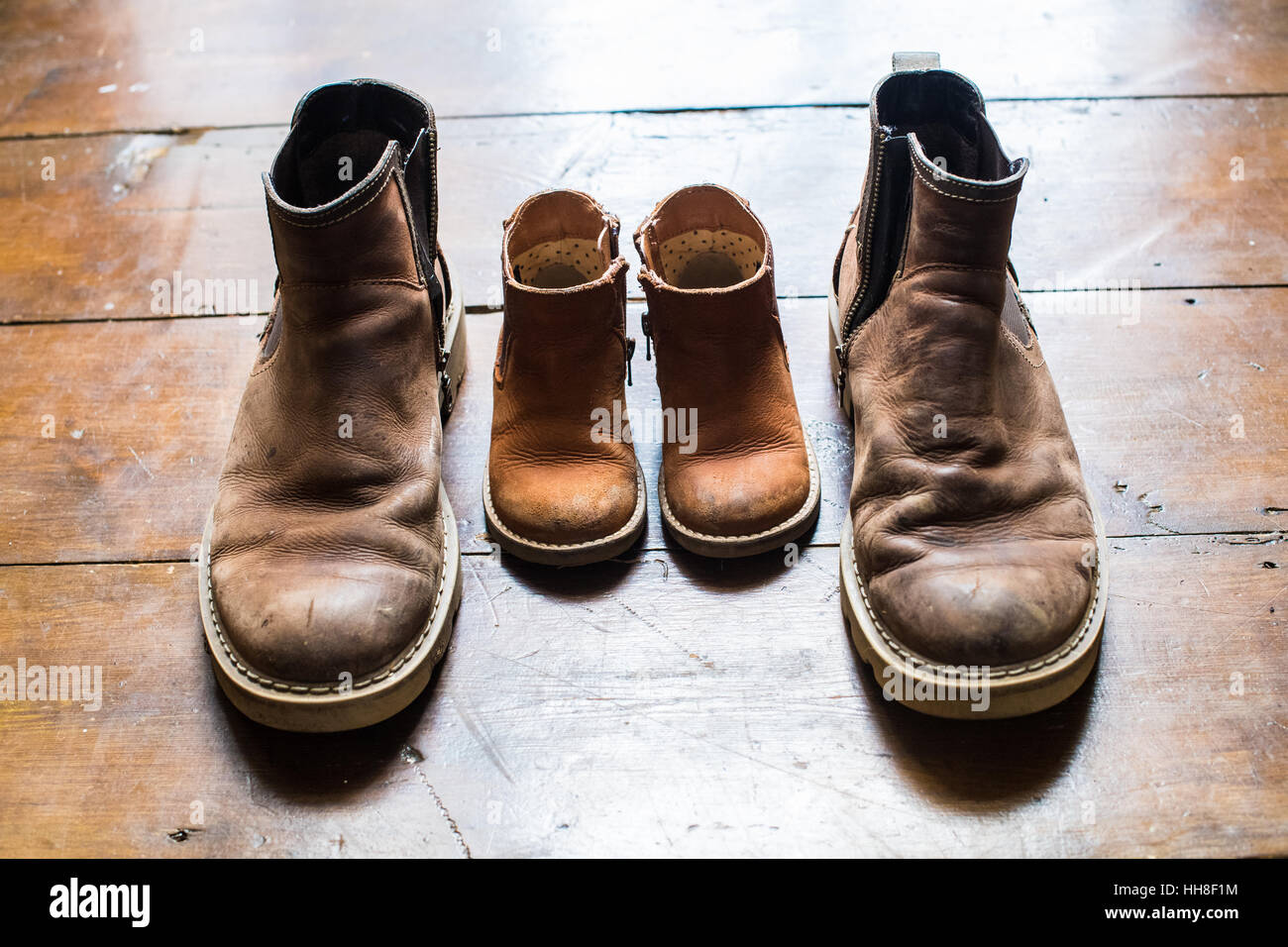 Père et fils dans la porte des bottes Banque D'Images