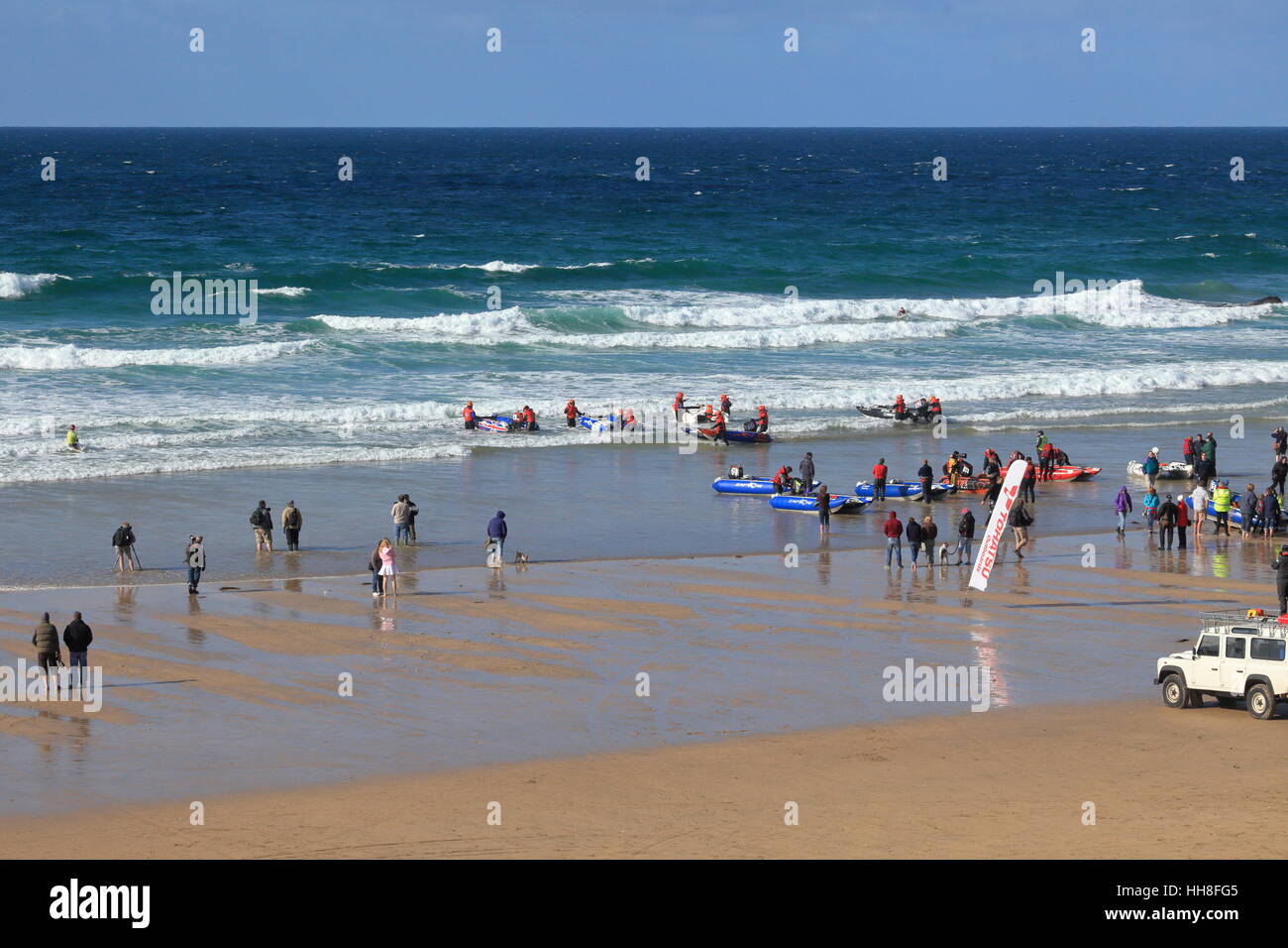 Zapcat RIB offshore racing circuit et les spectateurs à la plage de Fistral Newquay UK Banque D'Images
