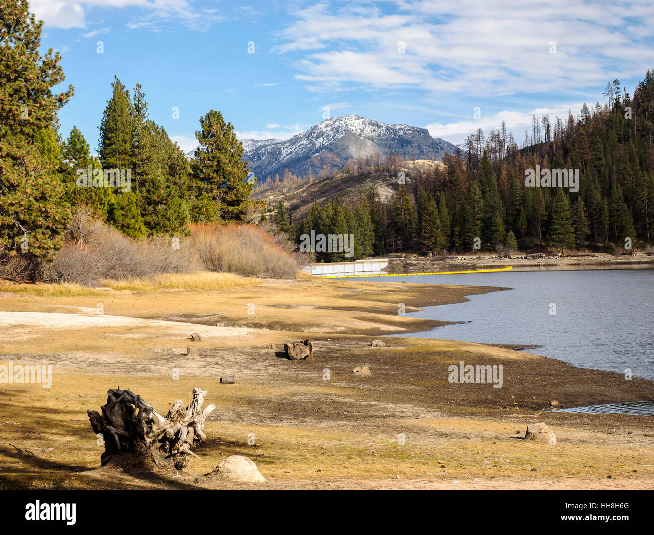 La vue sur Hume Lake dans le Parc National Kings Canyon, en Californie à la pointe vers l'Wren et la Sierra Nevada. Banque D'Images