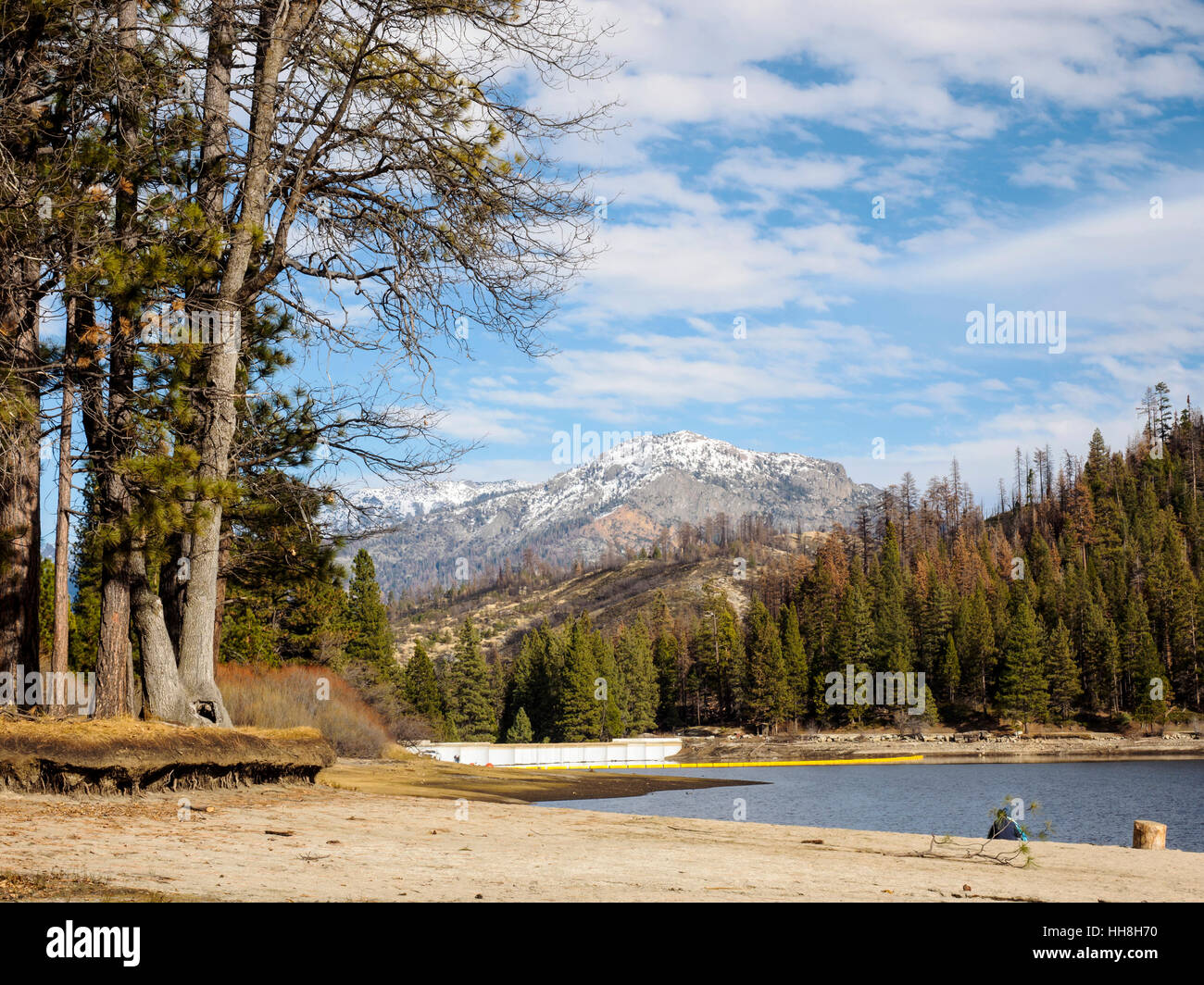 La vue sur Hume Lake dans le Parc National Kings Canyon, en Californie à la pointe vers l'Wren et la Sierra Nevada. Banque D'Images