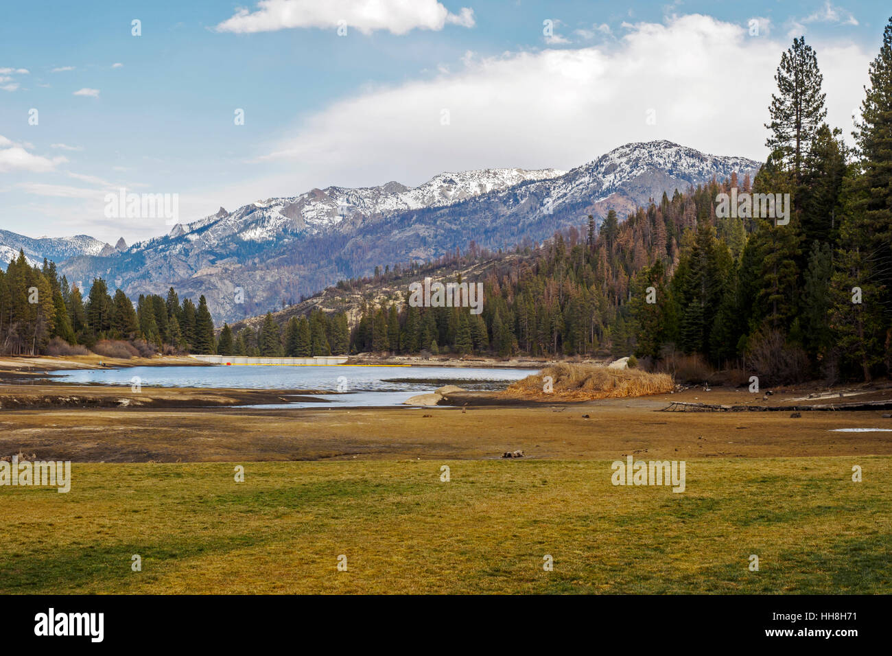 La vue sur Hume Lake dans le Parc National Kings Canyon, en Californie à la pointe vers l'Wren et la Sierra Nevada. Banque D'Images