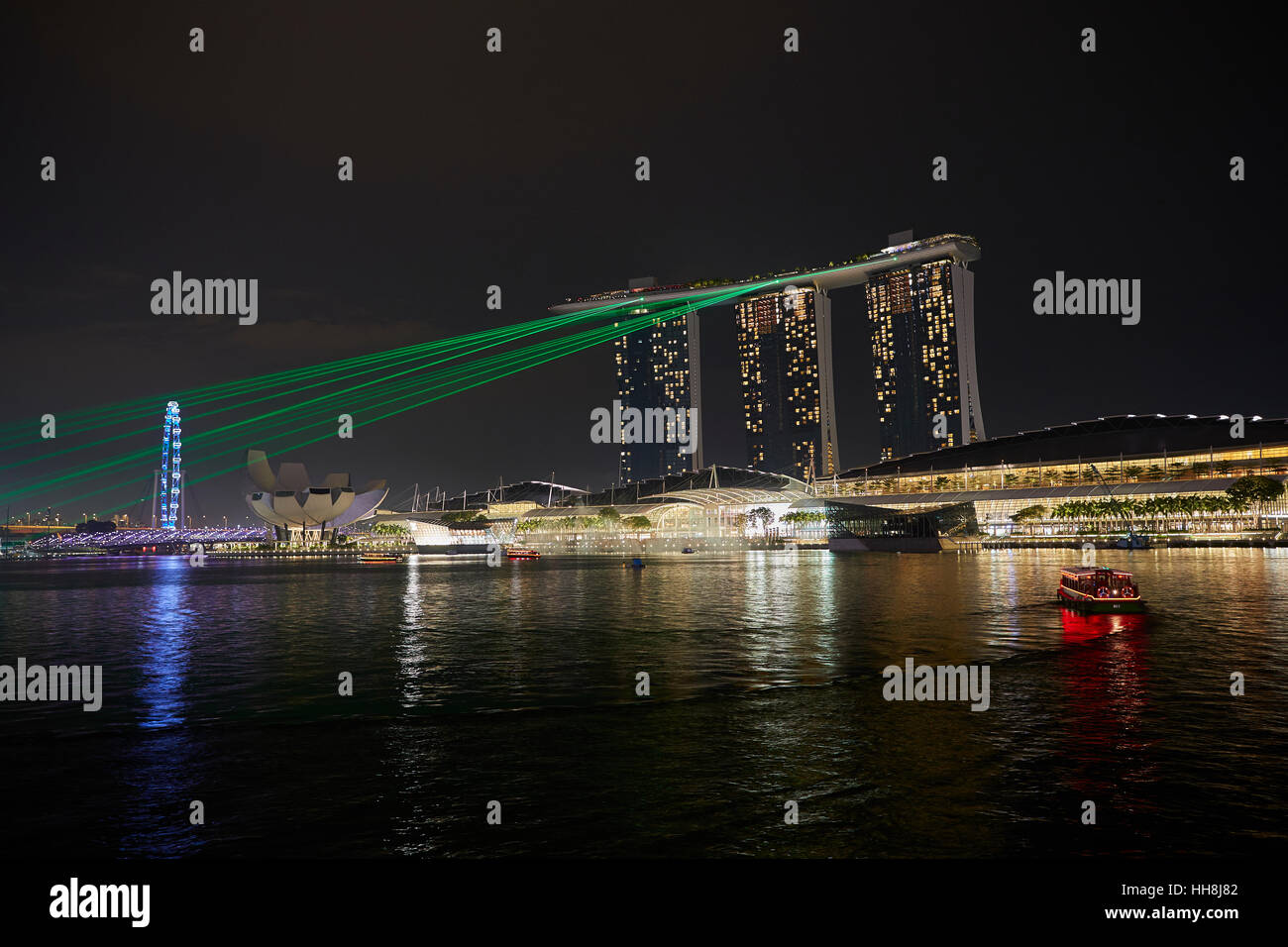 Spectacle de lumière laser sur Marina Bay, Singapour. Banque D'Images