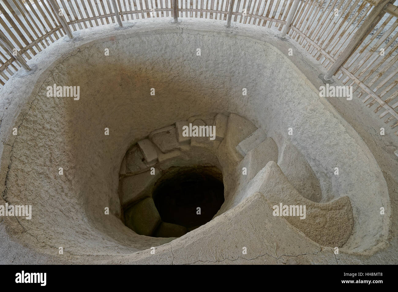 Escalier en colimaçon menant à un tombeau souterrain dans archéologiques Tierradentro Colombie Banque D'Images