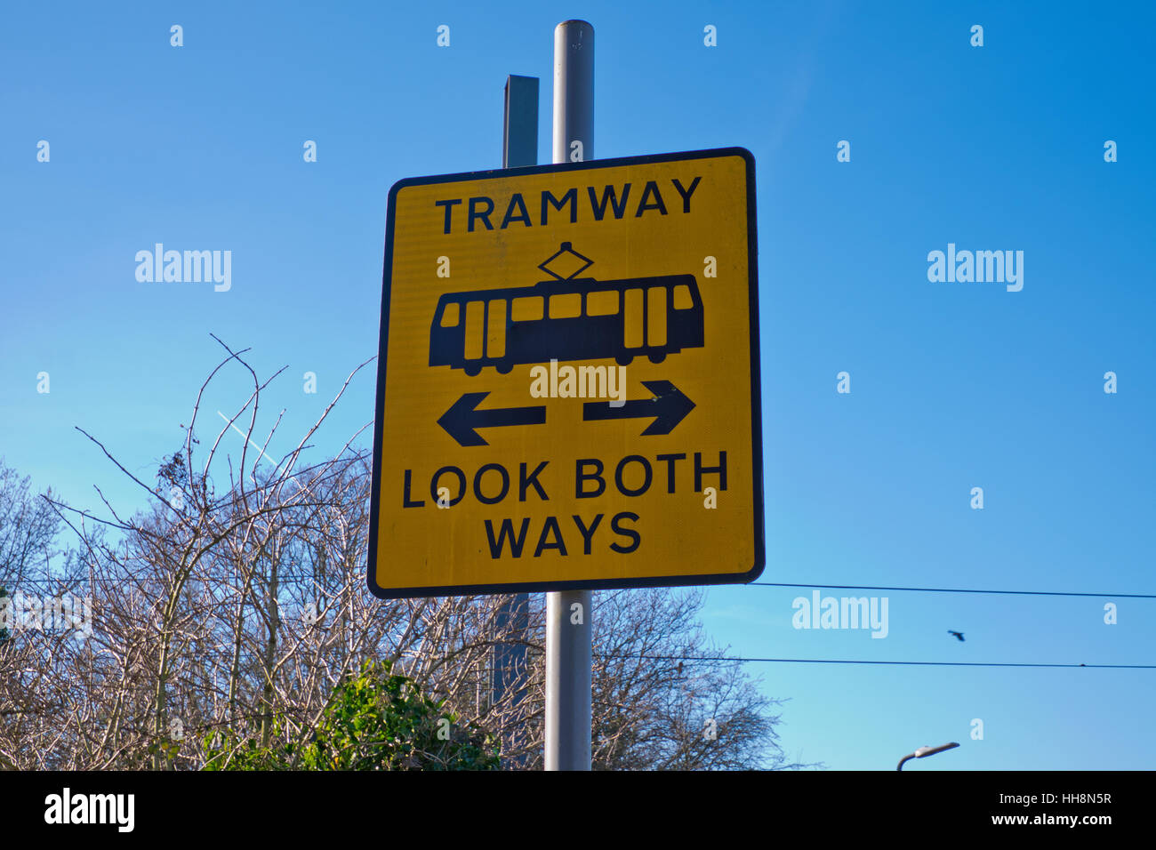 Regardez des deux côtés de tramway panneau d'avertissement à Croydon, Angleterre Banque D'Images