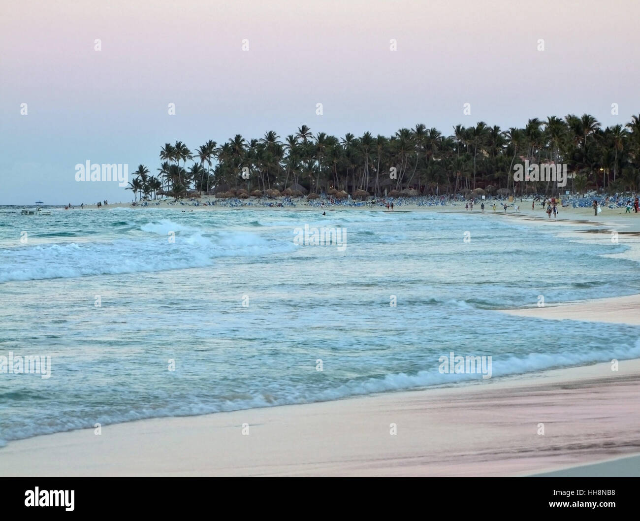 Paysage du soir y compris de la mer et de la plage de la République dominicaine, une île de Hispanola qui fait partie des Grandes Antilles archipel dans la région des Caraïbes Banque D'Images