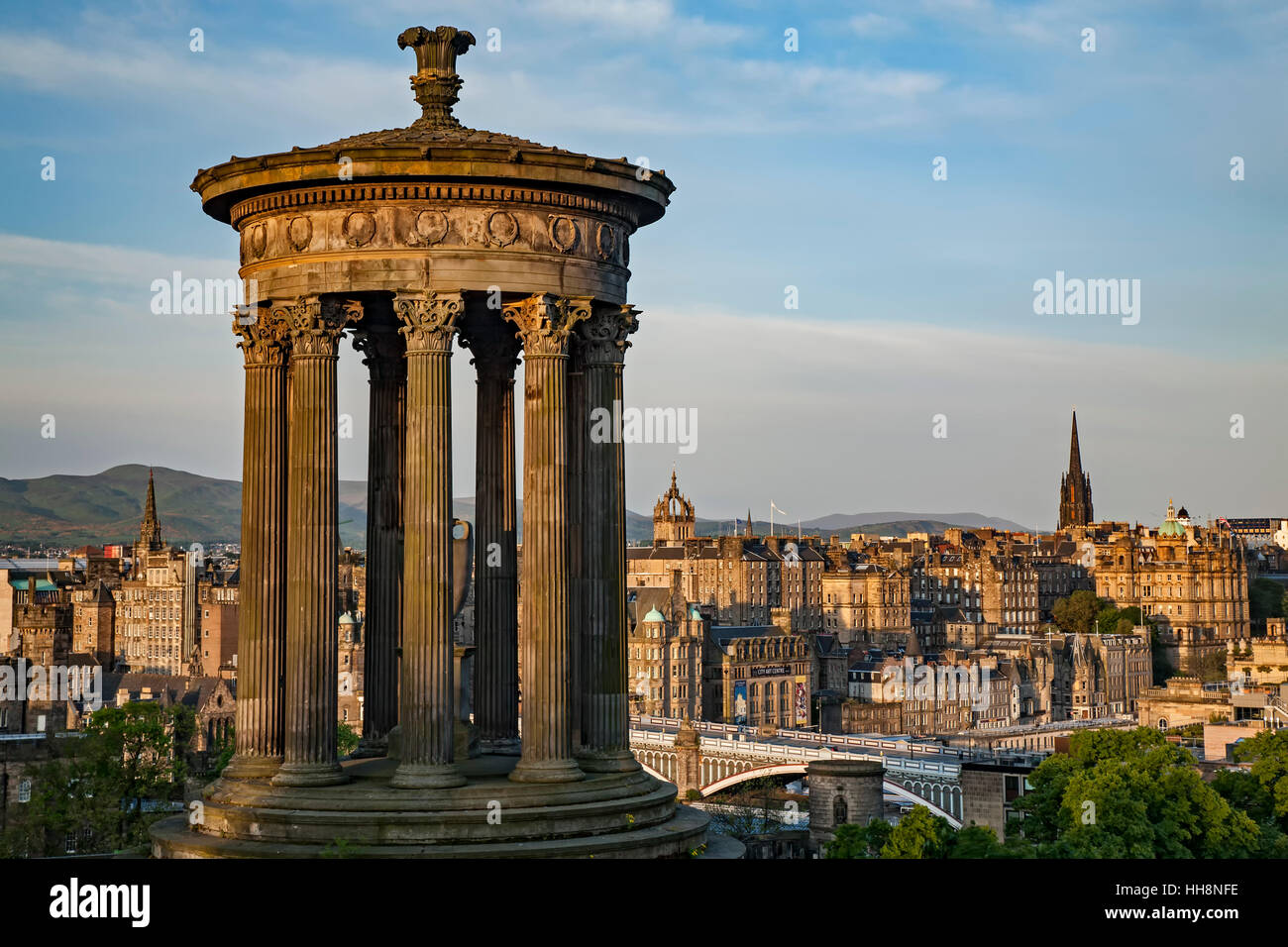 Dugald Stewart Monument (premier plan) et la ligne d'horizon, Édimbourg, Écosse, Royaume-Uni Banque D'Images