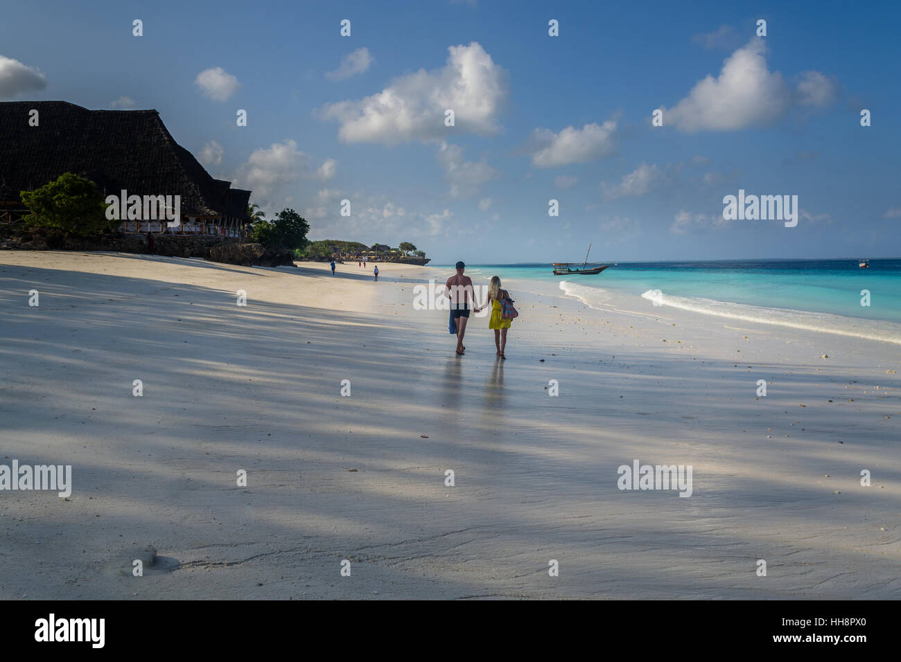 Plage romantique balade tôt le matin à Zanzibar Banque D'Images
