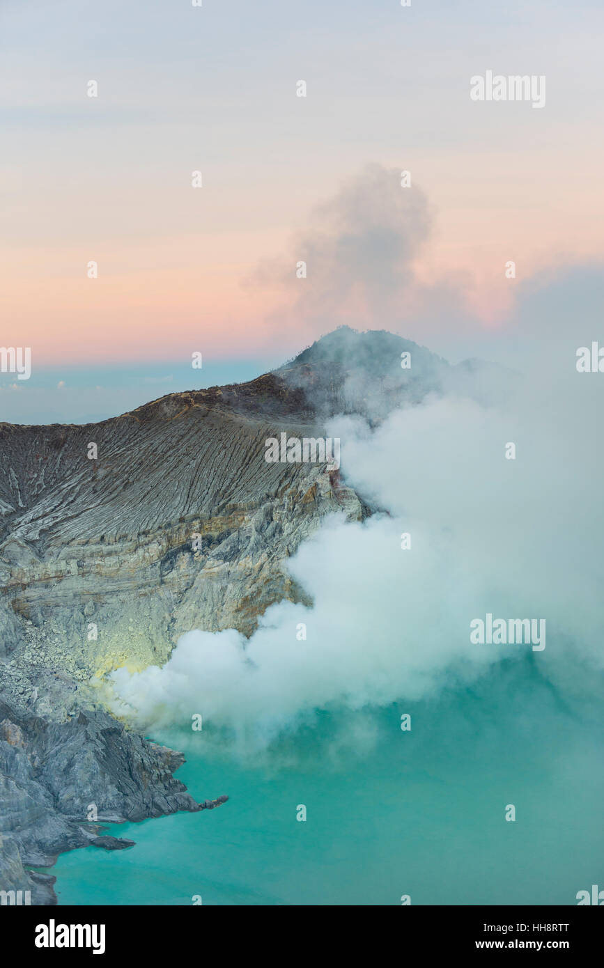 Volcan Kawah Ijen, cratères volcaniques avec le lac du cratère fumant et d'aération, lumière du matin, Banyuwangi, Sempol, l'Est de Java Banque D'Images