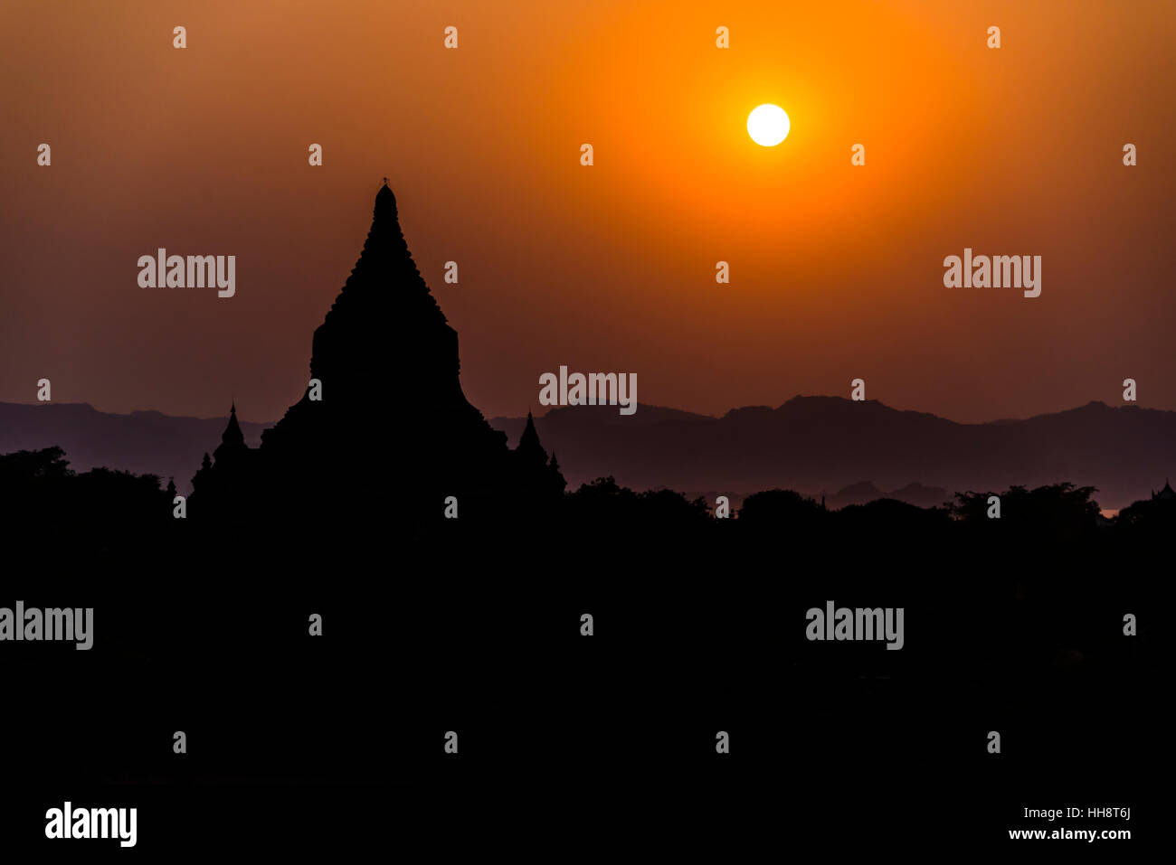 Pagode à rétroéclairage, silhouette, temple, stupa, coucher de soleil, Bagan, Mandalay Division, Myanmar Banque D'Images
