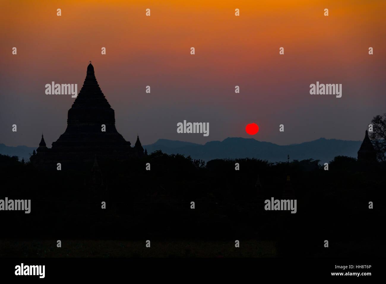 Pagode à rétroéclairage, silhouette, temple, stupa, coucher de soleil, Bagan, Mandalay Division, Myanmar Banque D'Images