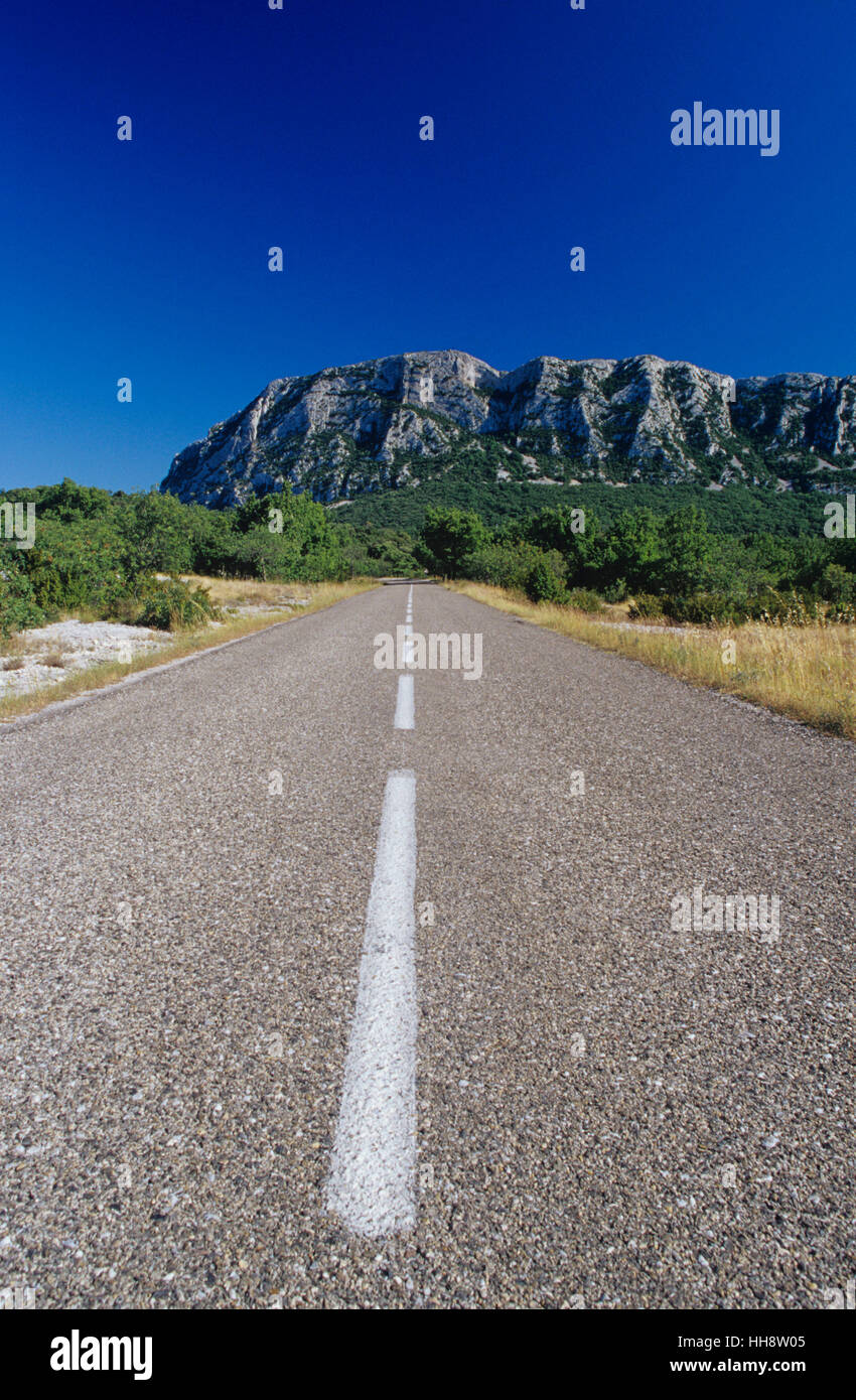 Route vers le Pic St Loup, France, Languedoc-Roussillon, St Martin de Londres Banque D'Images