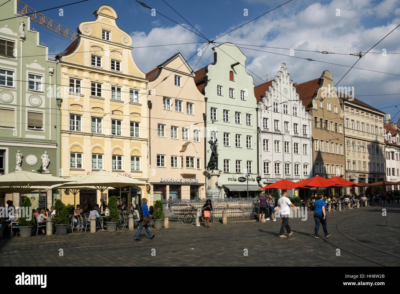 Les maisons historiques sur la Maximilianstrasse, Merkurbrunnen avec Moritzplatz, Fontaine de mercure, Augsbourg, Bavière, Allemagne Banque D'Images