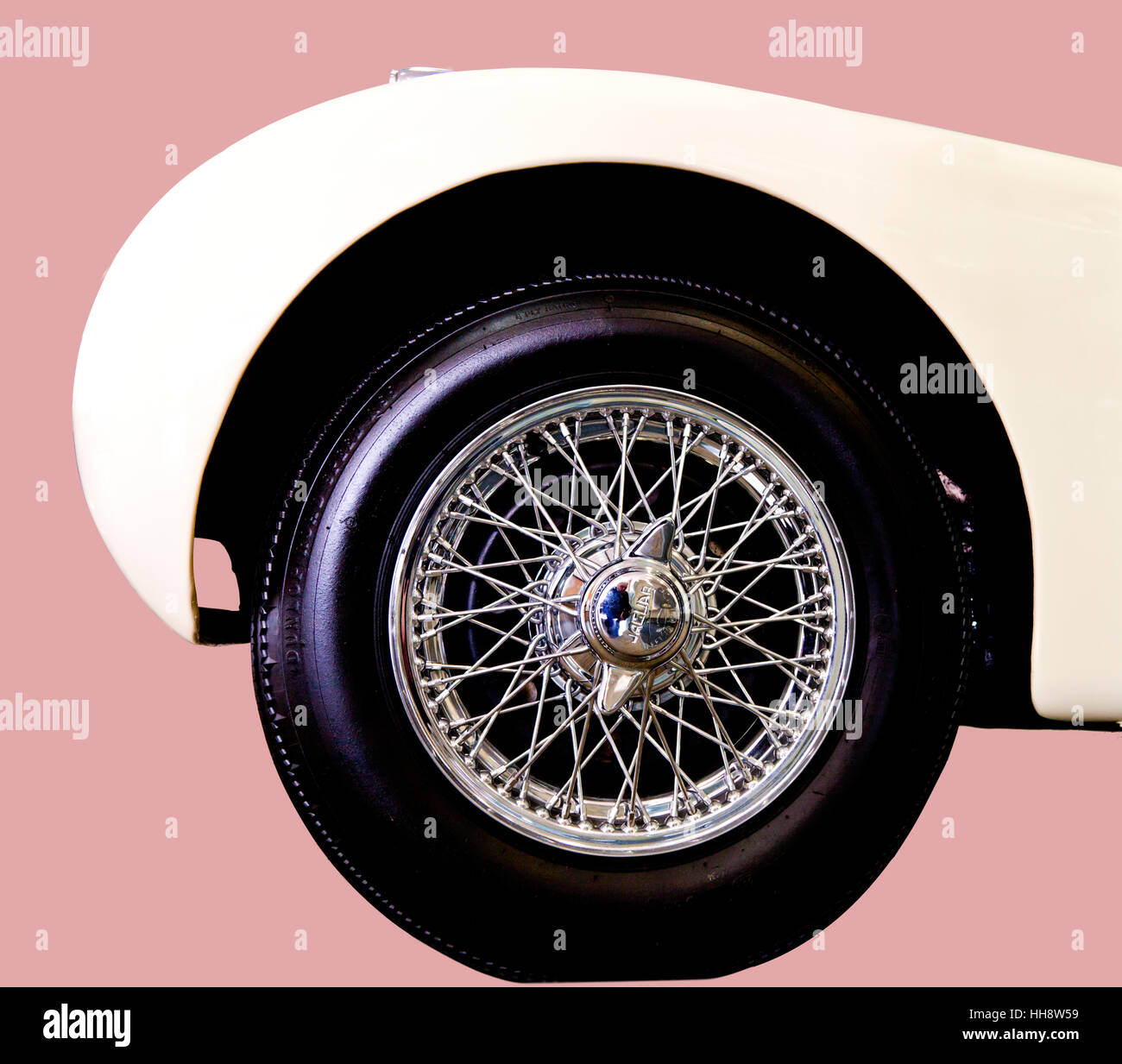 De passage de roue d'une Jaguar XK120 sur un fond rose Banque D'Images