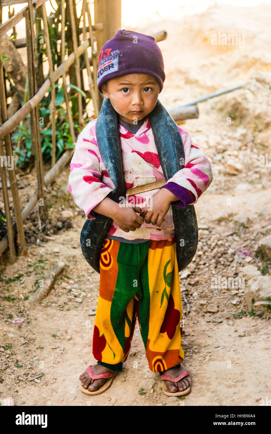 Petit garçon avec tube intérieur du pneu que les jouets autour de cou, Palaung, hilltribe village Palaung de Kyaukme, Shan State, Myanmar Banque D'Images