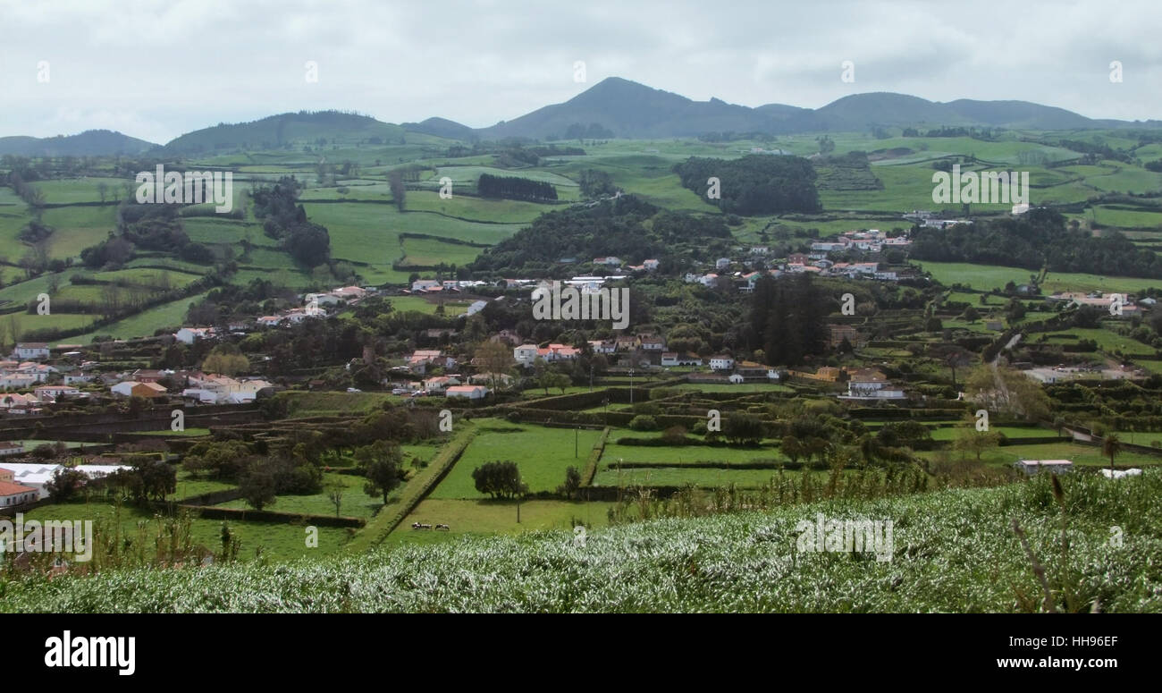 Vue panoramique sur l'île de São Miguel, la plus grande île de l'archipel des Açores, un groupe d'îles volcanique situé au milieu de l'océan Atlantique Nord (Portugal) Banque D'Images