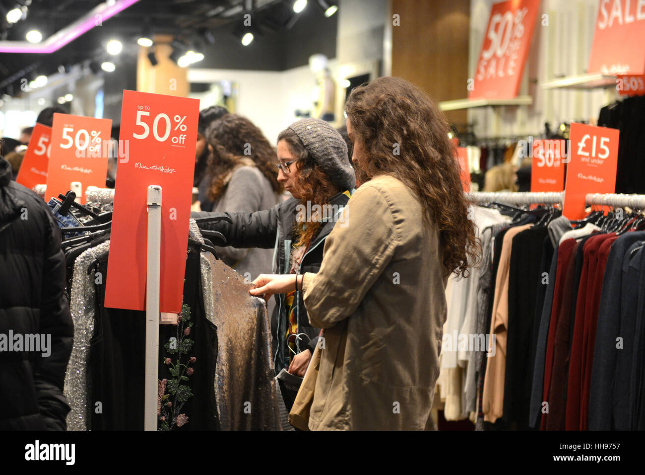 Les ventes de Noël pré départ dans le West End de Londres comprend : Atmosphère Où : London, Royaume-Uni Quand : 17 déc 2016 Banque D'Images