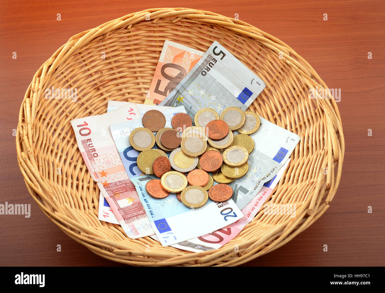 Panier, collecte, collecte, à l'église, euro, monnaie, panier, billet de  banque Photo Stock - Alamy