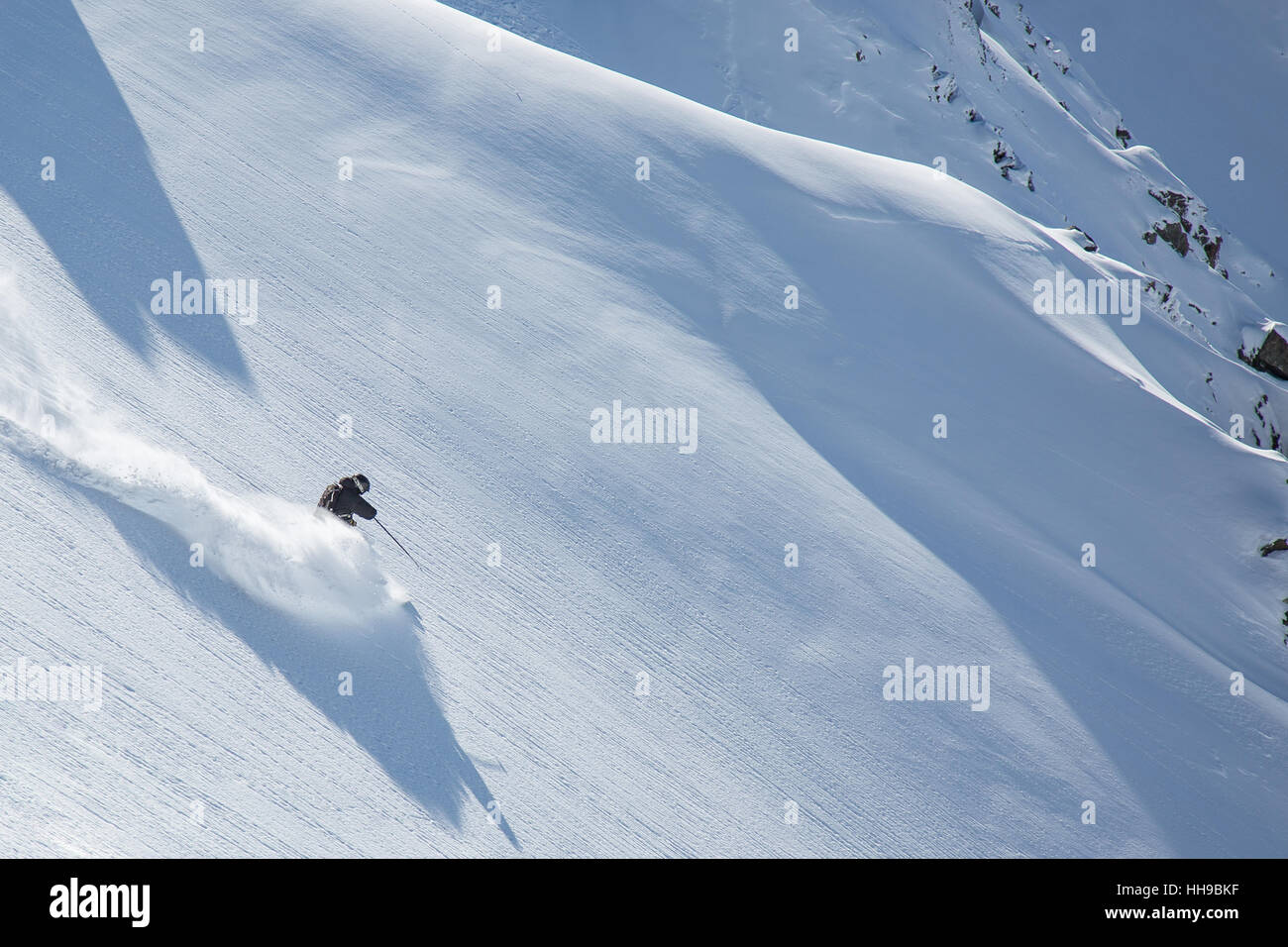 Un skieur d'arrière-pays réduisant tour du Mont Olympe sur l'île du sud de la Nouvelle-Zélande Banque D'Images