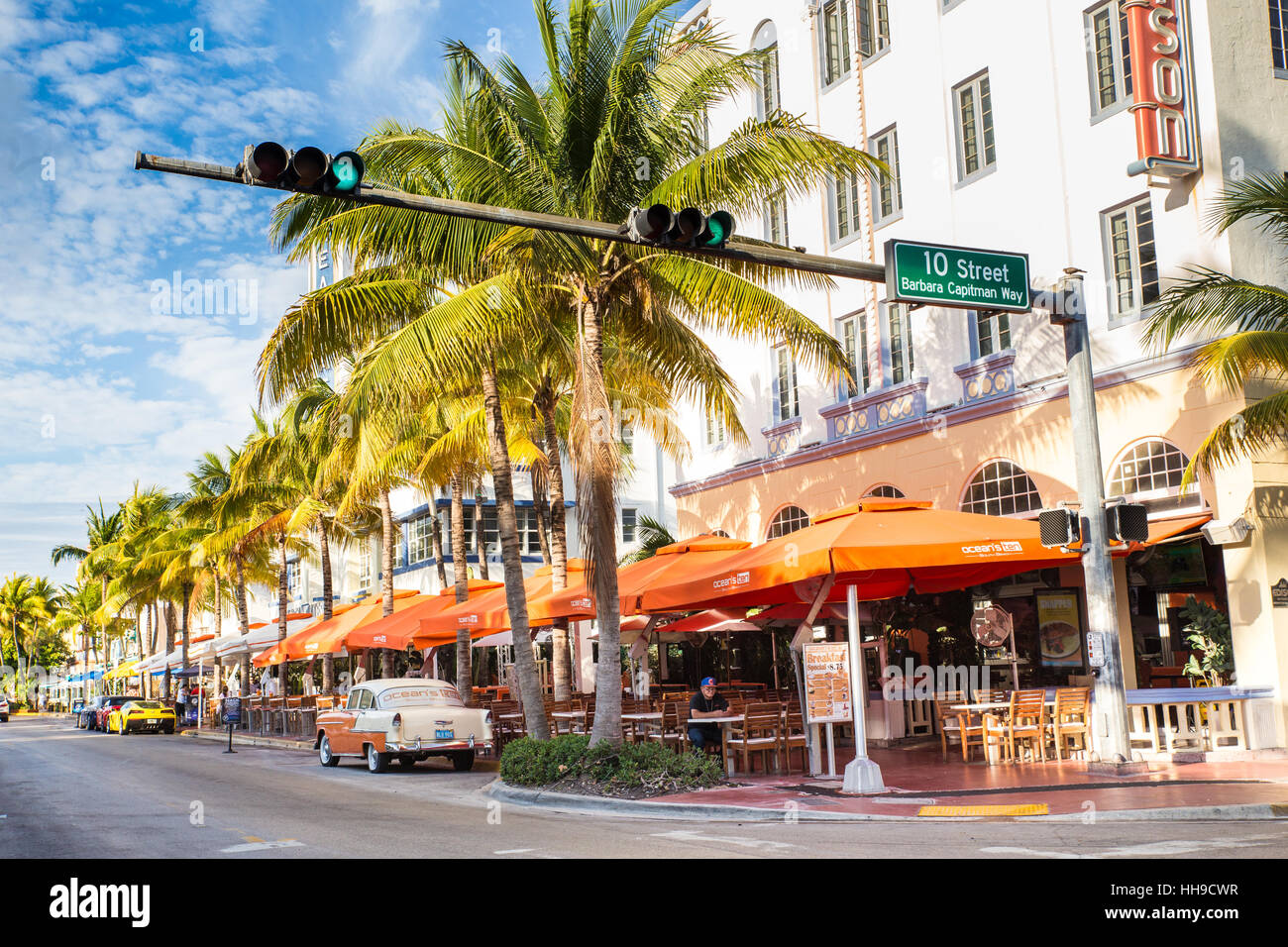 Afficher le long de la célèbre locations et touristique situé sur Ocean Drive dans le quartier Art déco de South Beach, Miami, un jour ensoleillé Banque D'Images