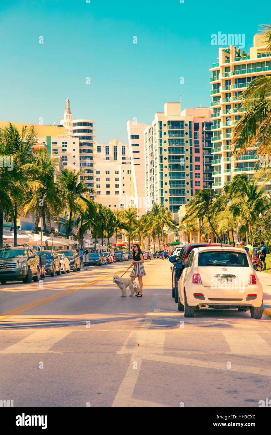 Afficher le long de la célèbre locations et touristique situé sur Ocean Drive dans le quartier Art déco de South Beach, Miami, un jour ensoleillé Banque D'Images Afficher le long de la célèbre locations et touristique situé sur Ocean Drive dans le quartier Art déco de South Beach, Miami, un jour ensoleillé Banque D'Images