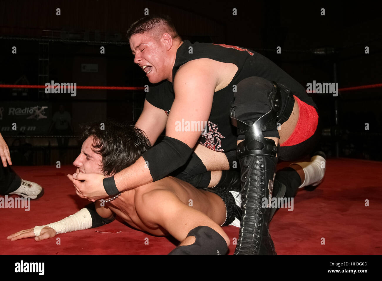 Superstar WWE Canadien Kevin Owens (chemise noire), puis en utilisant son vrai nom de Kevin Steen, est vu dans ses premiers jours de lutte au cours d'un combat dans la ville de Québec samedi 9 avril 2005. Banque D'Images